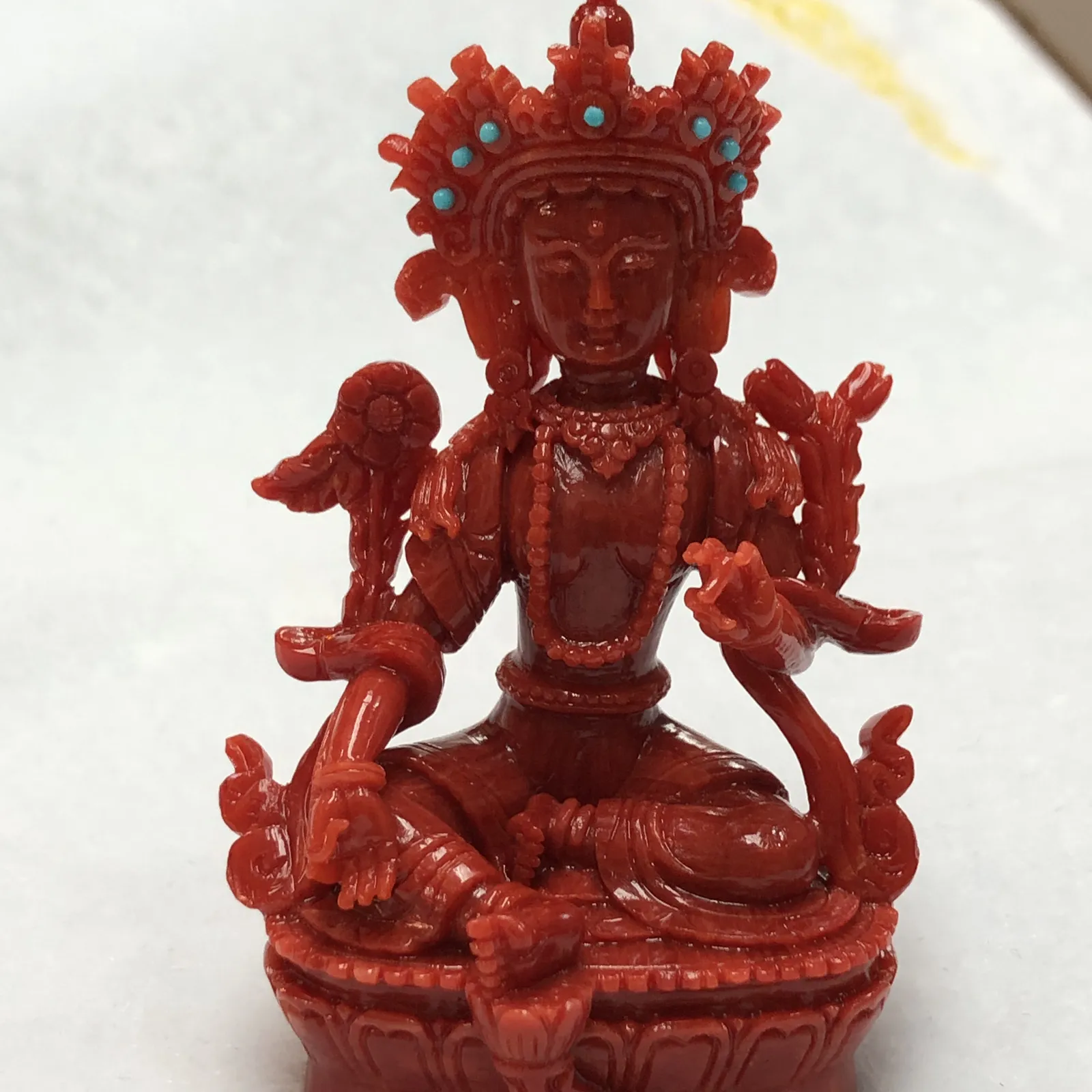 【天然红珊瑚拼接绿镀母小佛摆件】意大利产地，沙丁珊瑚料，深红颜色，釆用台湾拼接手工工艺，精雕细镂，底部有开孔可藏经文，手工工序复杂，高约85mm，宽约51mm，厚39.8mm，重量75.5克。天然美松点缀！可手持红珊瑚沙丁大枝拼接绿镀母。收藏供奉价值高！