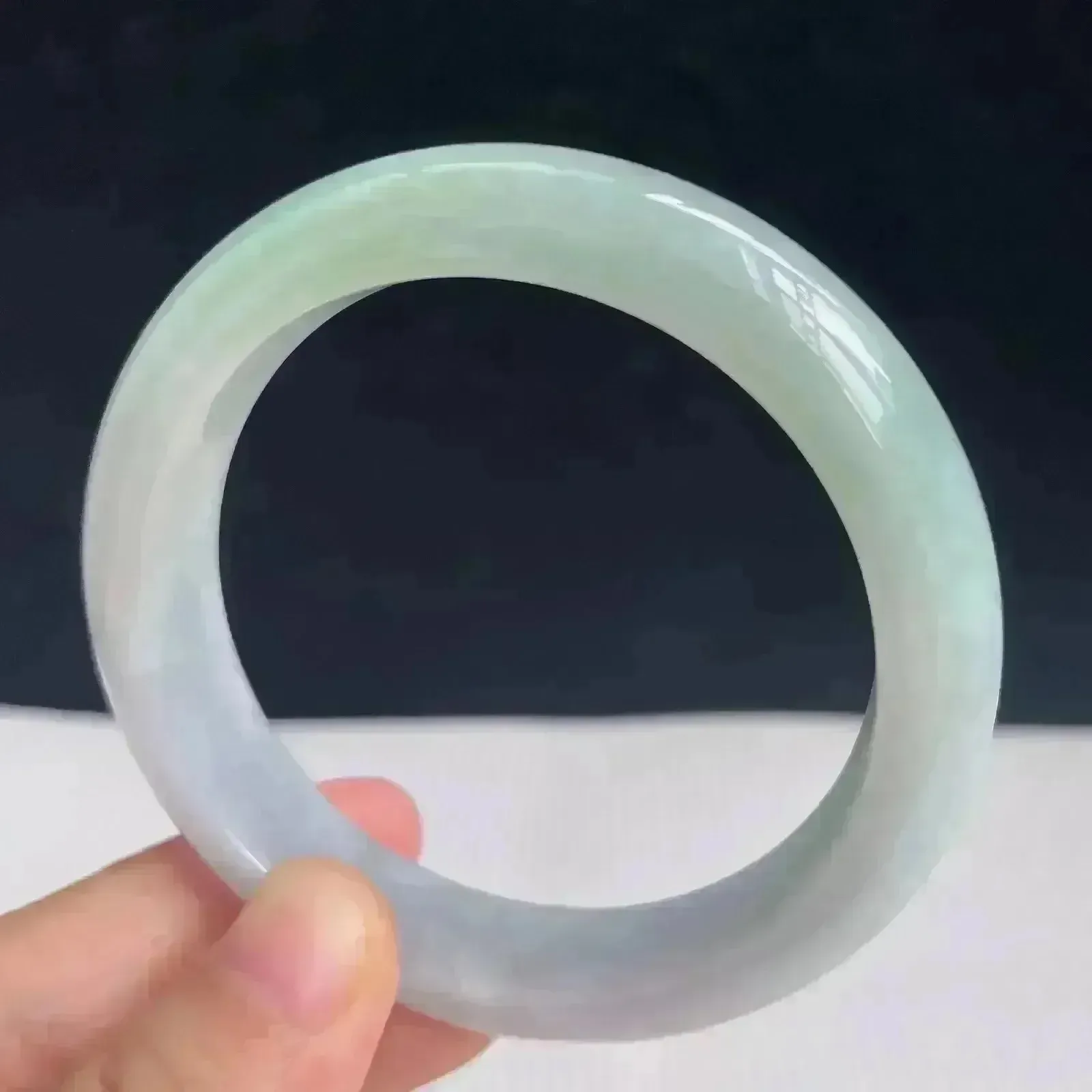 自然光拍摄54mm天然翡翠浅绿正圈手镯 52.32克