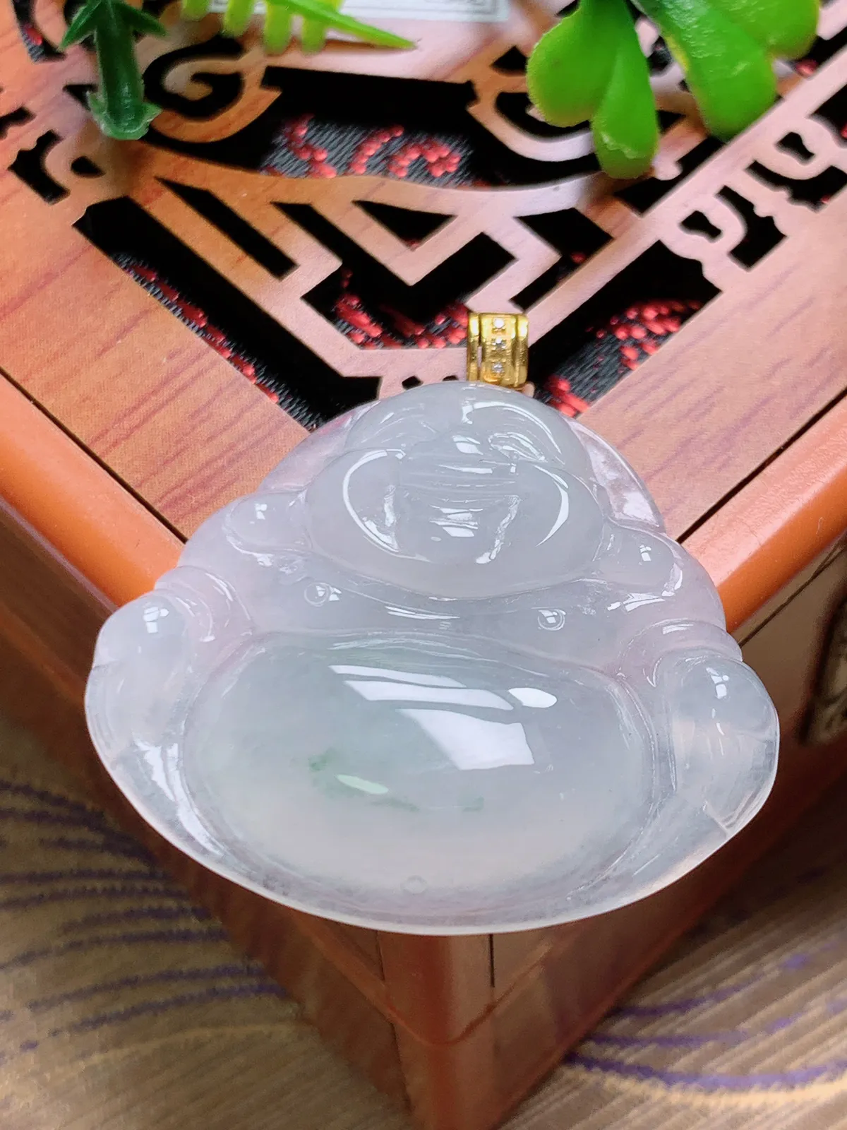 精品推荐，缅甸天然A货翡翠，18K金扣镶嵌冰种飘花佛公吊坠，种水好，颜色鲜艳，玉质水润细腻，工艺精湛，佩戴效果更佳。