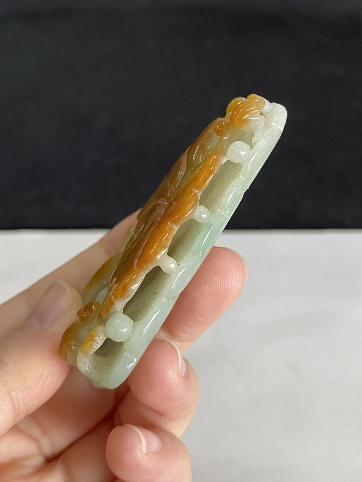 翡翠糯化种黄色吊坠