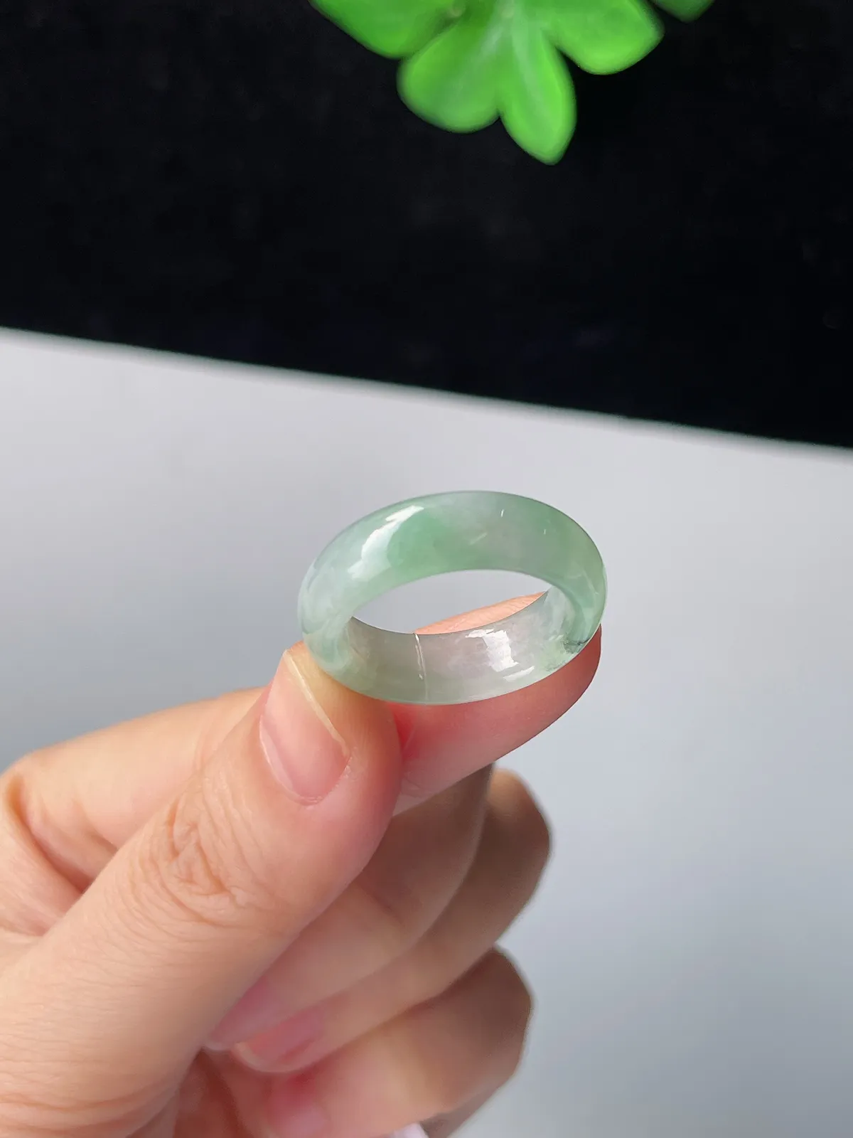 翡翠冰糯种浅绿色戒指