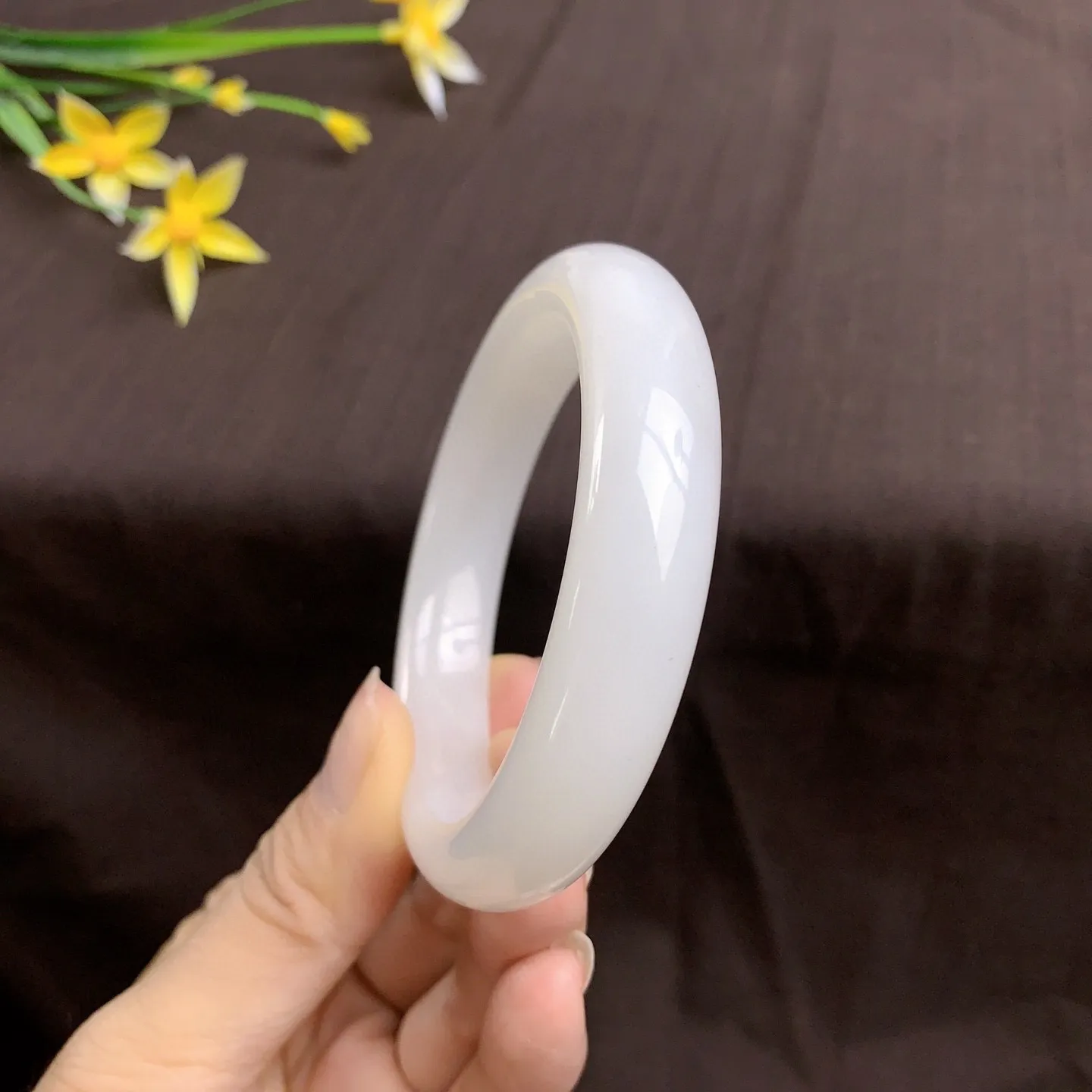 和田玉57圈口羊脂白手镯，玉质细腻油润 底色纯净 无裂无杂 脂粉好，品质高！