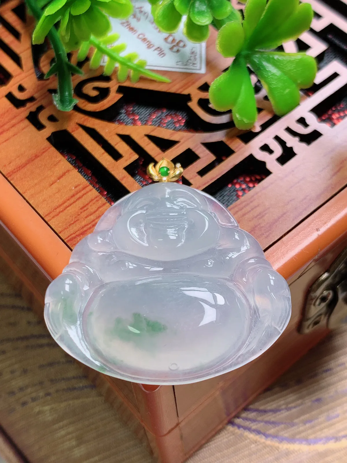 精品推荐，缅甸天然A货翡翠，18K金扣镶嵌冰种飘花佛公吊坠，种水好，颜色鲜艳，玉质水润细腻，工艺精湛，佩戴效果更佳。