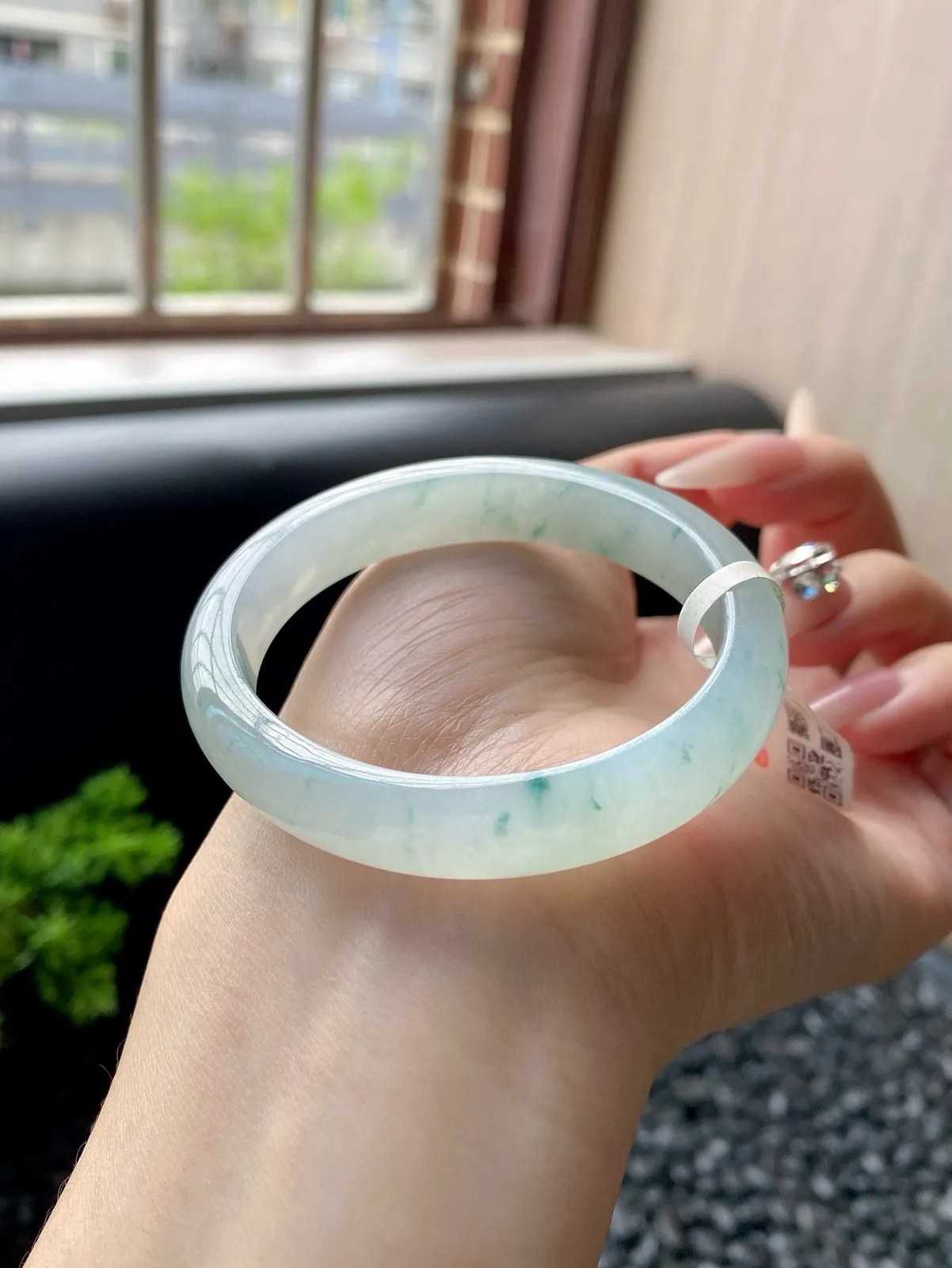 小圈口冰飘花贵妃手镯
⭕️51.2-44.5-10.7-6.8