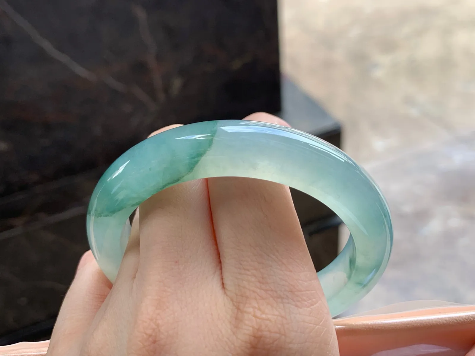 冰种飘花手镯
种好56.3/12.2/9.5mm