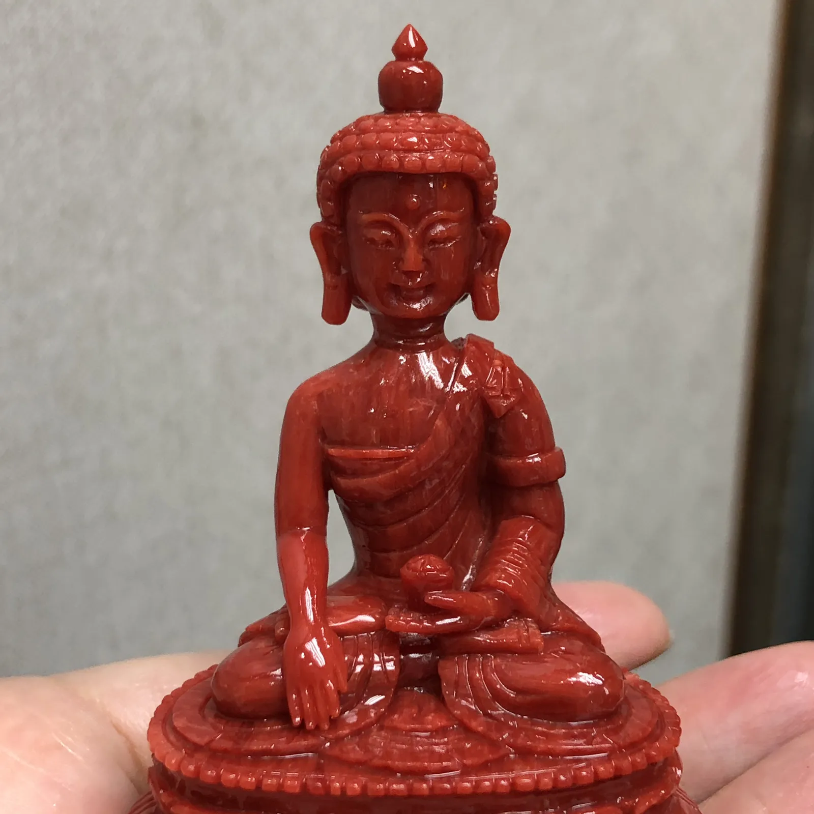 【天然红珊瑚拼接释迦牟尼小摆件】意大利产地，沙丁珊瑚料，深红颜色，釆用台湾拼接手工工艺，精雕细镂，底部有开孔可藏经文，手工工序复杂，高约79.6mm，宽约52mm，厚34.5mm，重量65.93克。可手持红珊瑚沙丁大枝拼接释迦牟尼！收藏供奉价值高！