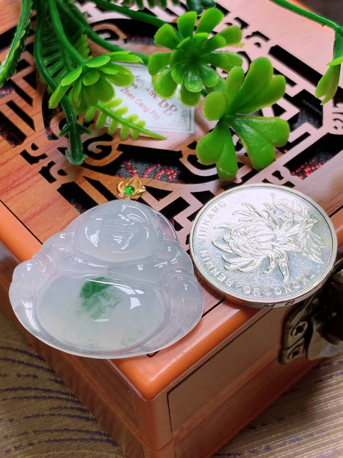 精品推荐，缅甸天然A货翡翠，18K金扣镶嵌冰种飘花佛公吊坠，种水好，颜色鲜艳，玉质水润细腻，工艺精湛，佩戴效果更佳。