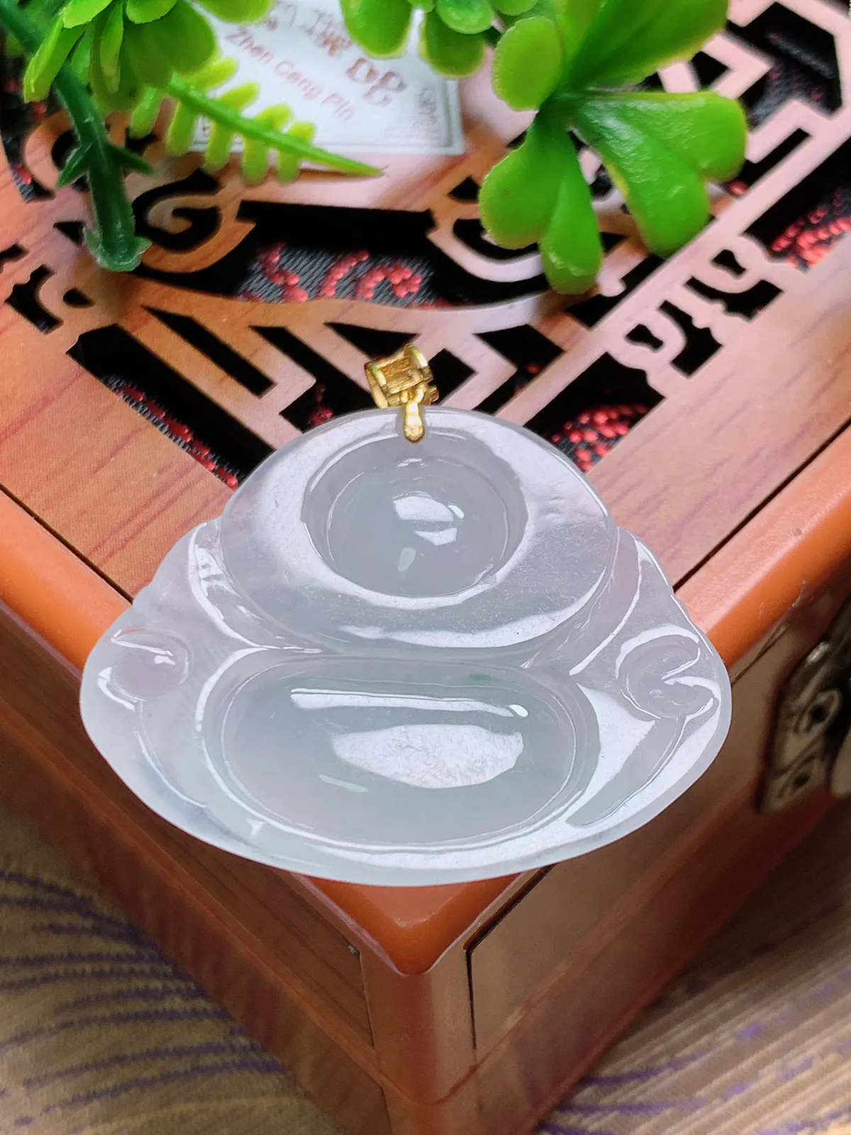 精品推荐，缅甸天然A货翡翠，18K金扣镶嵌冰种飘花佛公吊坠，种水好，颜色鲜艳，玉质水润细腻，工艺精湛，佩戴效果更佳。