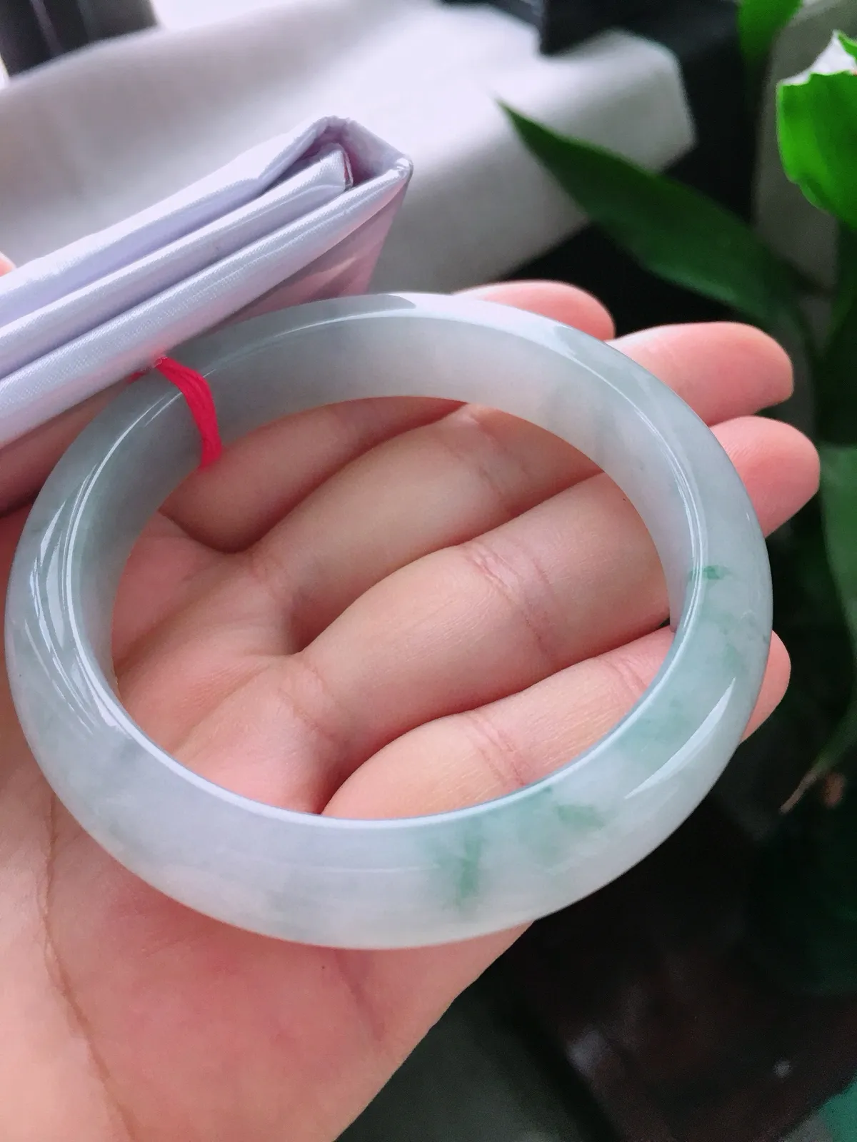 圈口57，正圈手镯，飘花，玉质冰润，尺寸57-12.3-8.6mm