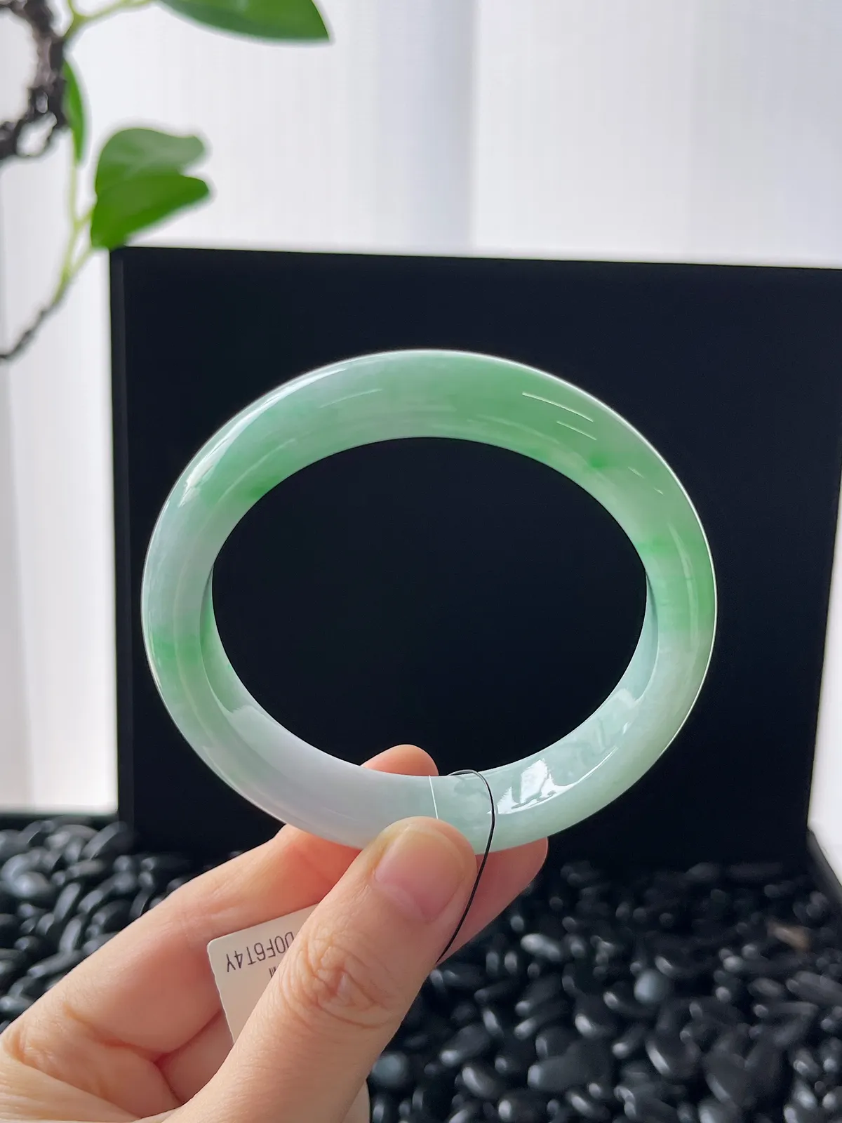 正圈57圈口，翡翠糯化种淡绿色手镯
