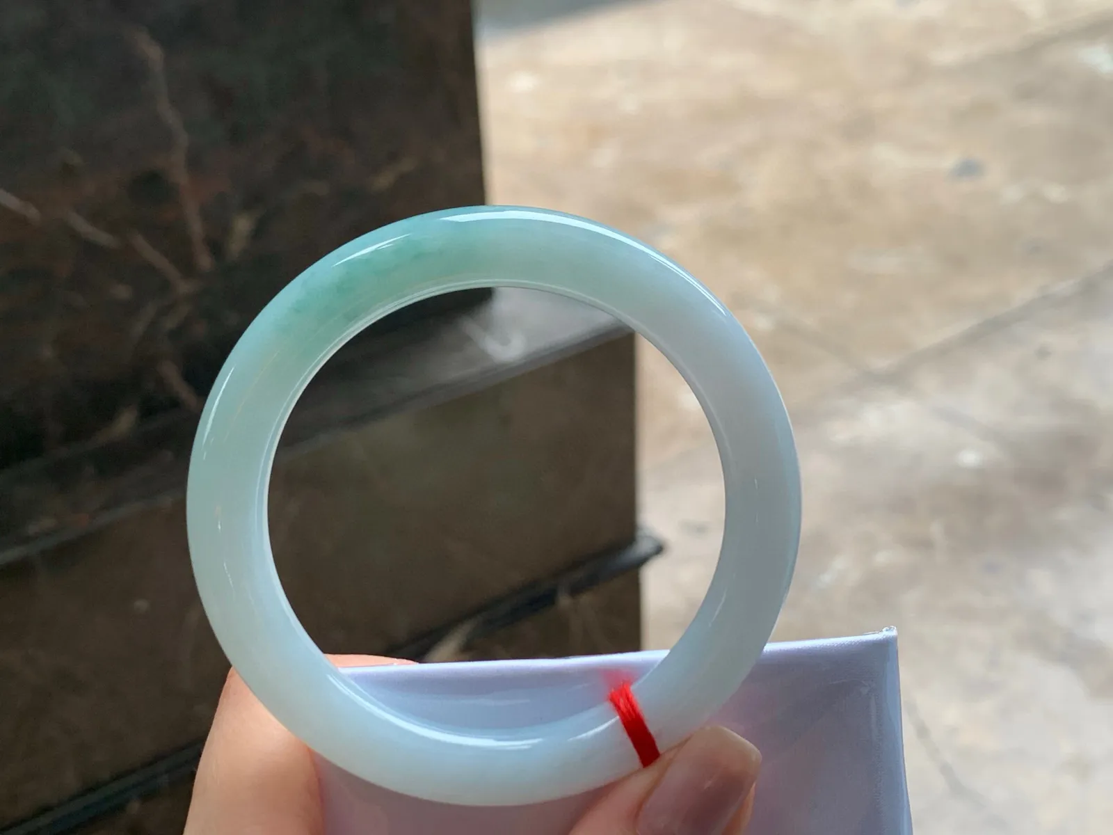 细圆条手镯
玉质细腻 55.7/9.1mm