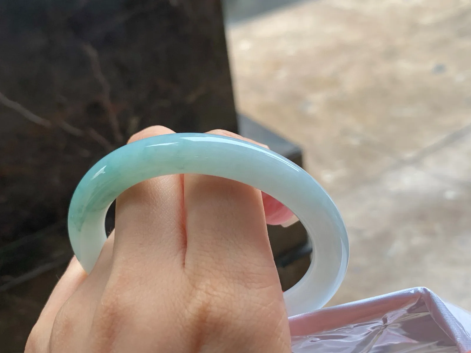 细圆条手镯
玉质细腻 55.7/9.1mm