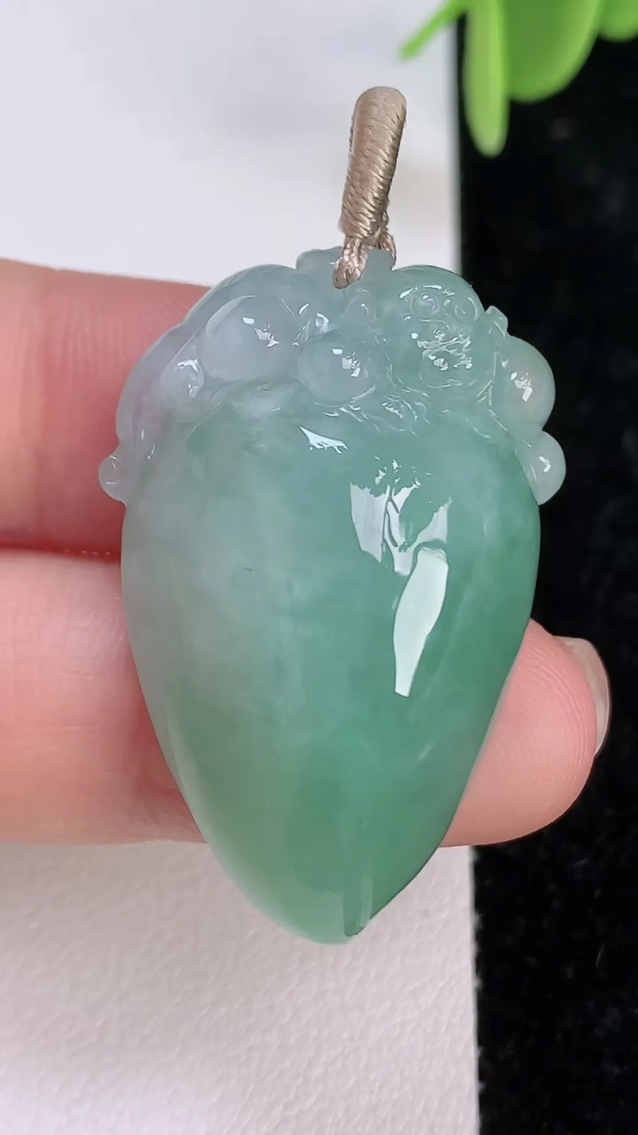 缅甸天然翡翠a货 老坑料起胶冰润 满绿灵猴献寿 寿桃吊坠，尺寸35.4-21.5-12.4mm   