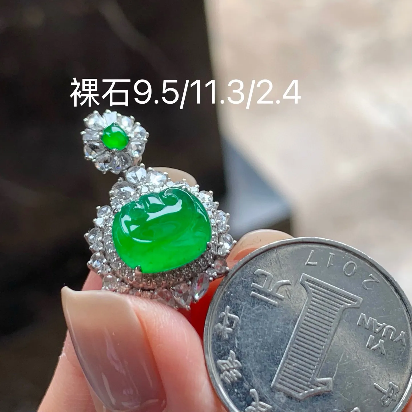 冰种辣绿如意头
真金镶嵌 精致
