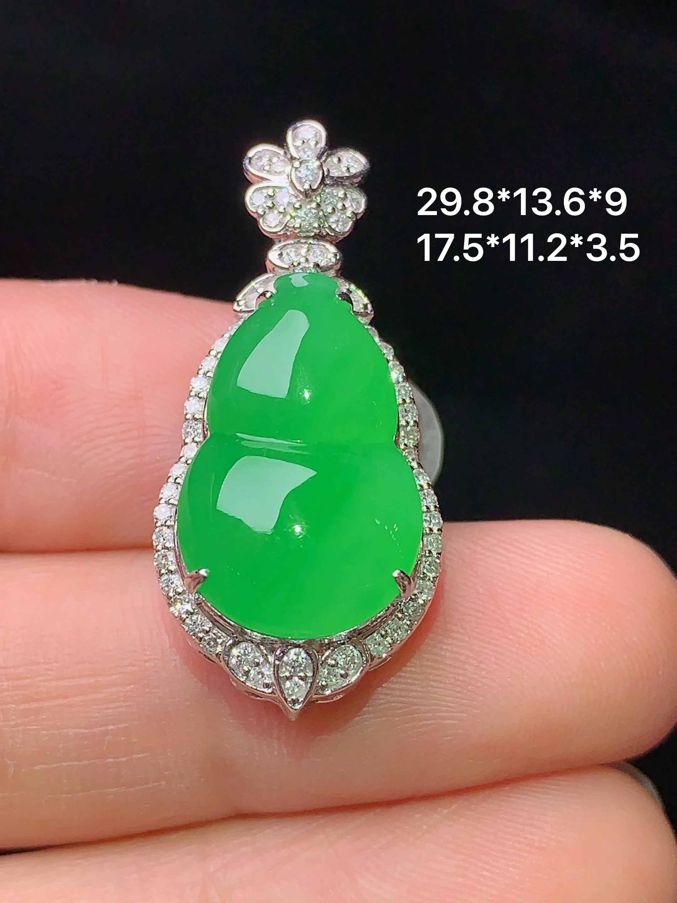 18k金钻镶嵌翠绿葫芦吊坠 玉质细腻 色泽艳丽 整体尺寸29.8*13.6*9