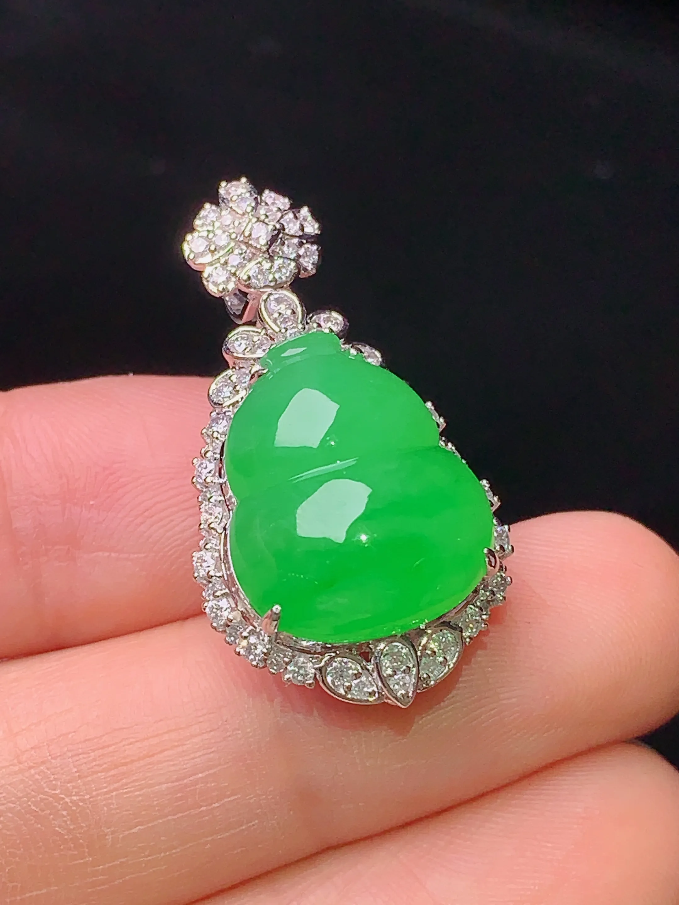 18k金钻镶嵌翠绿葫芦吊坠 玉质细腻 色泽艳丽 整体尺寸30*16.3*12.6