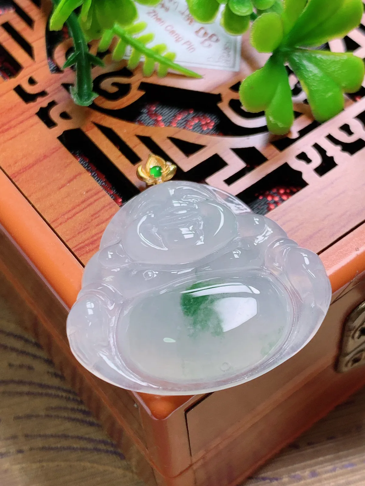 精品推荐，缅甸天然A货翡翠，18K金扣镶嵌冰种飘花佛公吊坠，种水好，颜色鲜艳，玉质水润细腻，工艺精湛