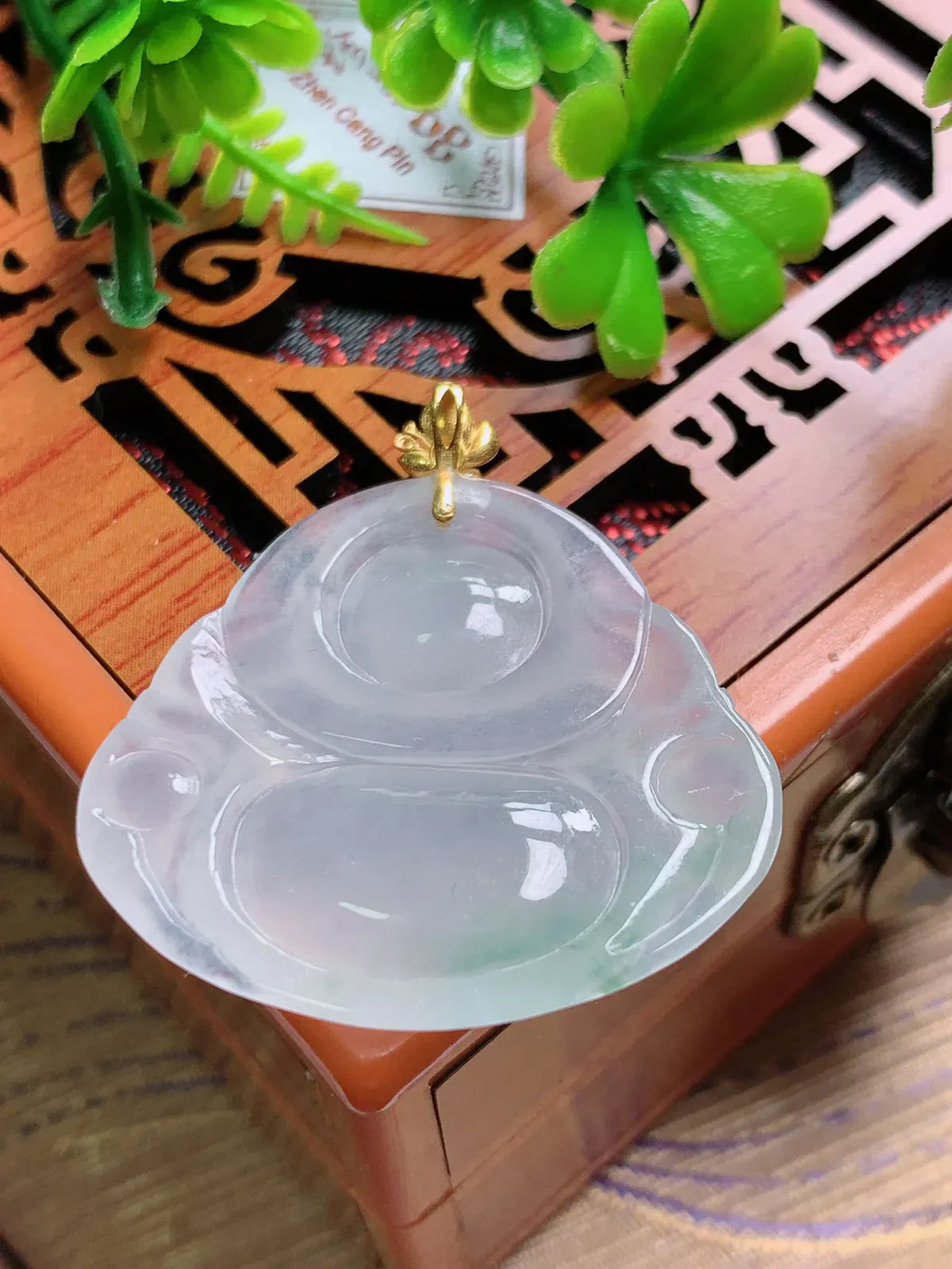 精品推荐，缅甸天然A货翡翠，18K金扣镶嵌冰种飘花佛公吊坠，种水好，颜色鲜艳，玉质水润细腻，工艺精湛，佩戴效果更佳。
