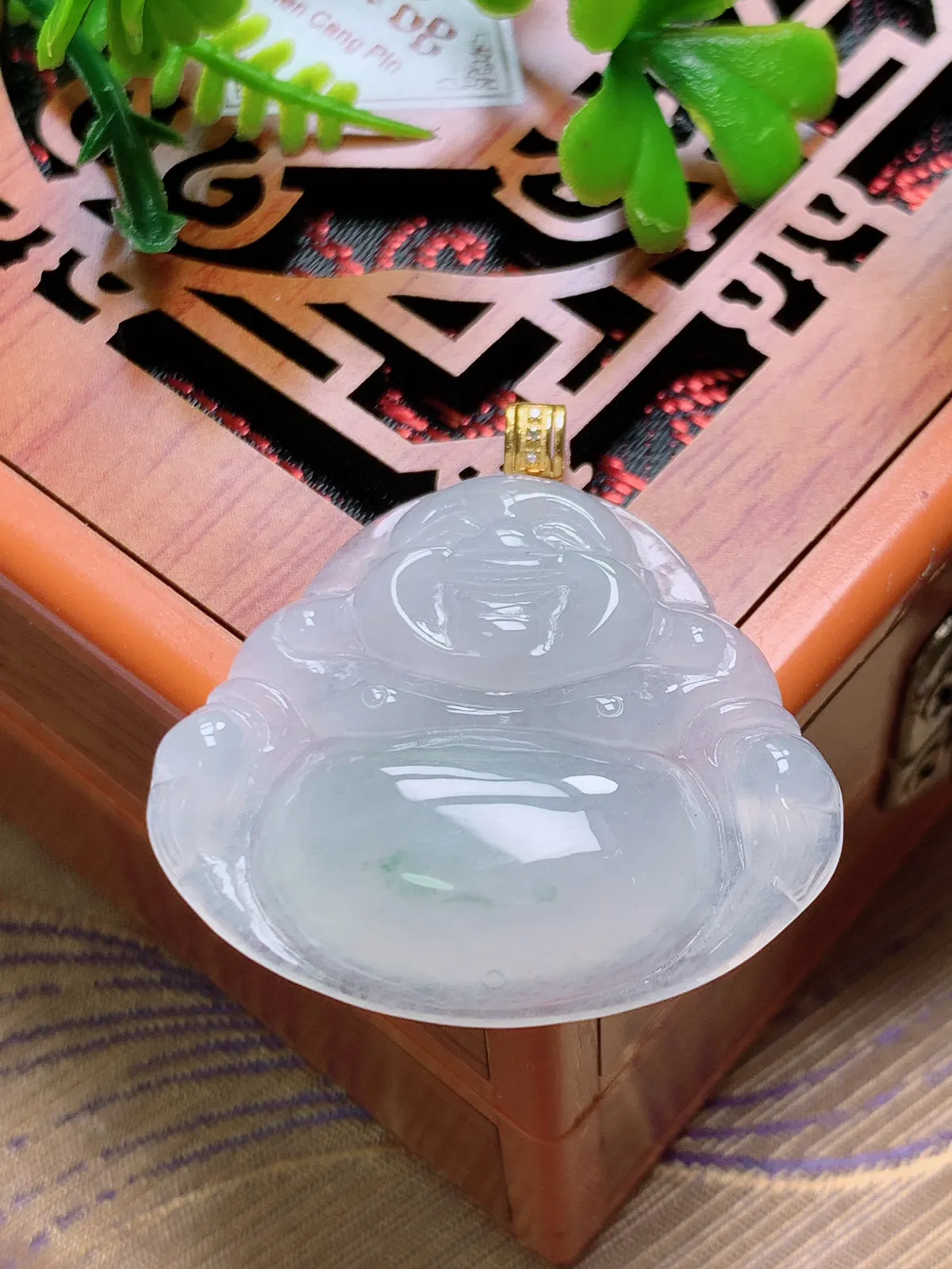 精品推荐，缅甸天然A货翡翠，18K金扣镶嵌冰种飘花佛公吊坠，种水好，颜色鲜艳，玉质水润细腻，工艺精湛