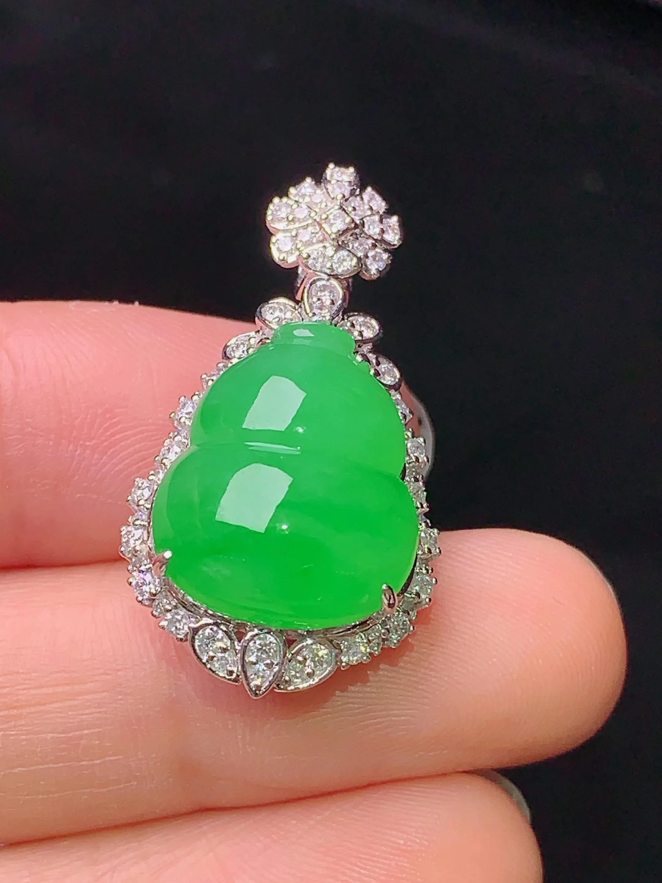 18k金钻镶嵌翠绿葫芦吊坠 玉质细腻 色泽艳丽 整体尺寸30*16.3*12.6