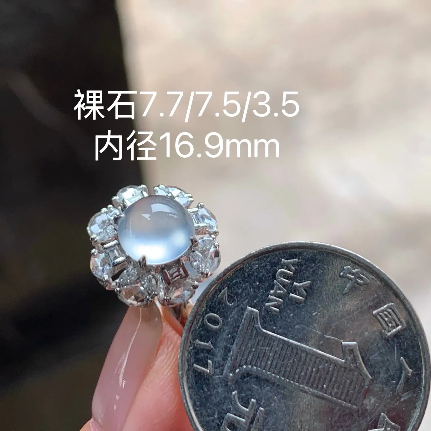 冰种蛋面戒指
真金镶嵌 精致