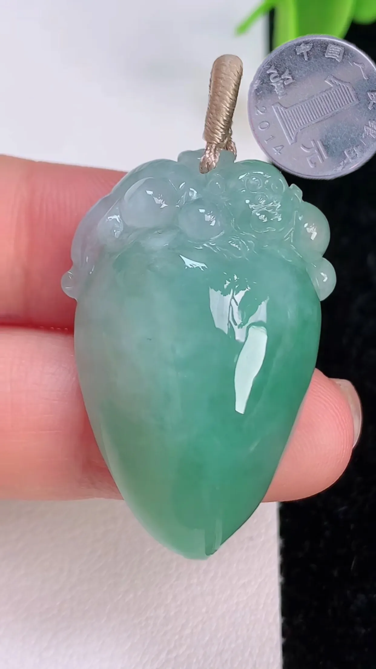 缅甸天然翡翠a货 老坑料起胶冰润 满绿灵猴献寿 寿桃吊坠，尺寸35.4-21.5-12.4mm   y 15.48