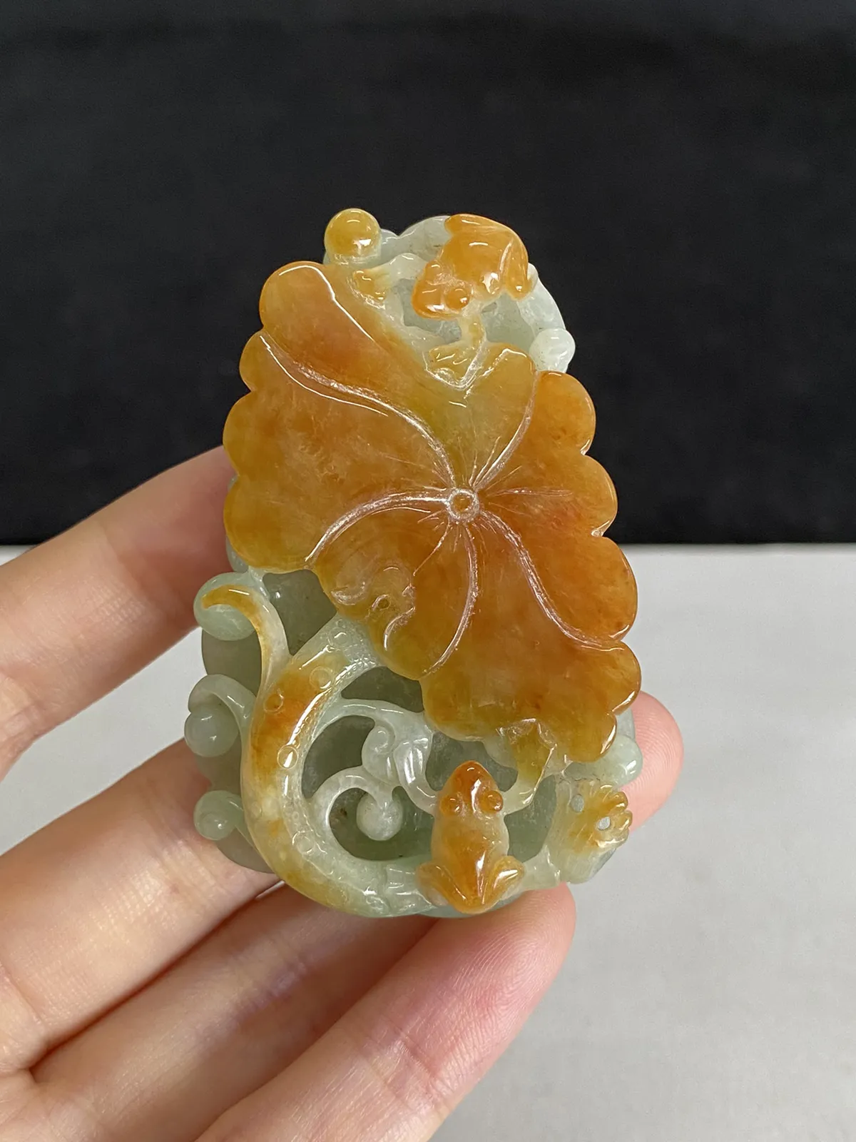 翡翠糯化种黄色吊坠