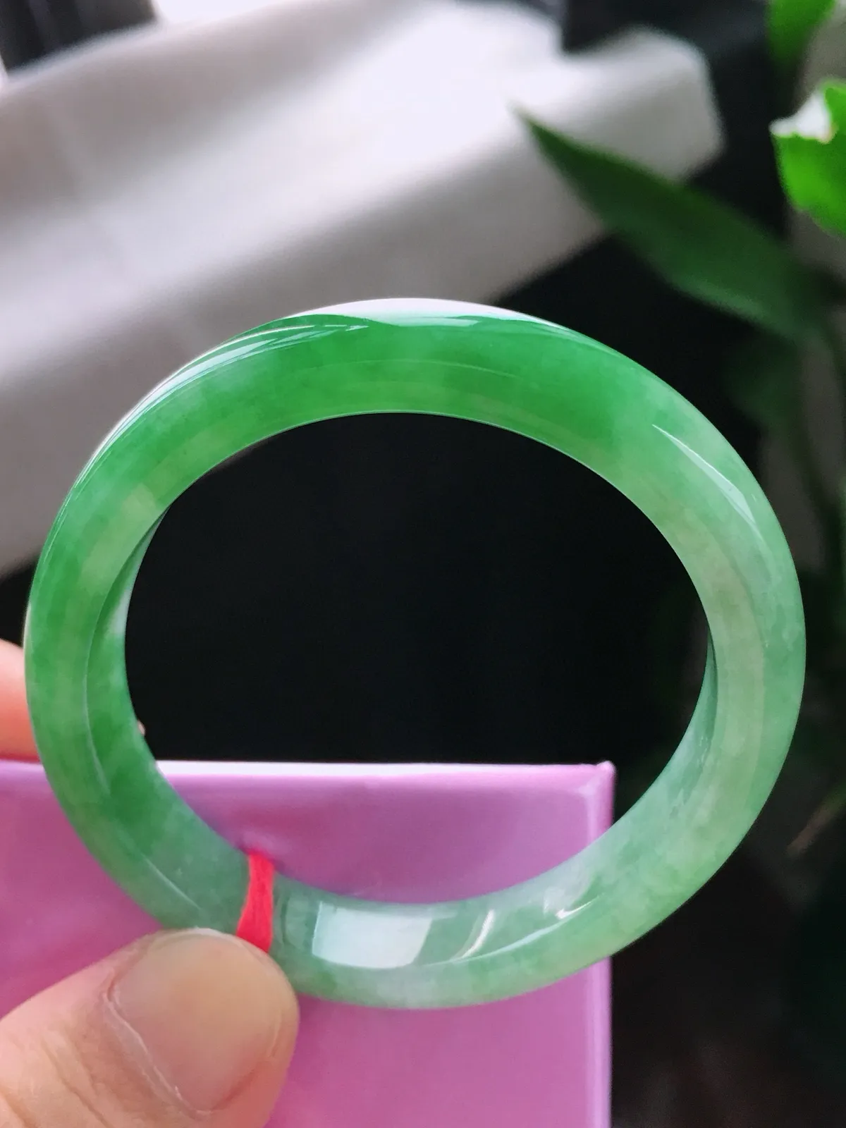 圈口52.5/46.8，贵妃手镯，正圈50.5可戴，玉质水润，色泽鲜艳，尺寸52.5-10-6.3mm