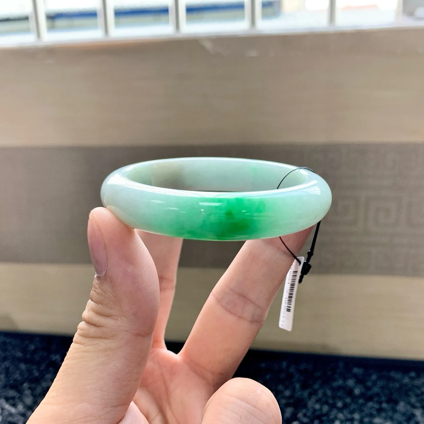 阳绿正圈手镯
尺寸：54.2-12-7.8