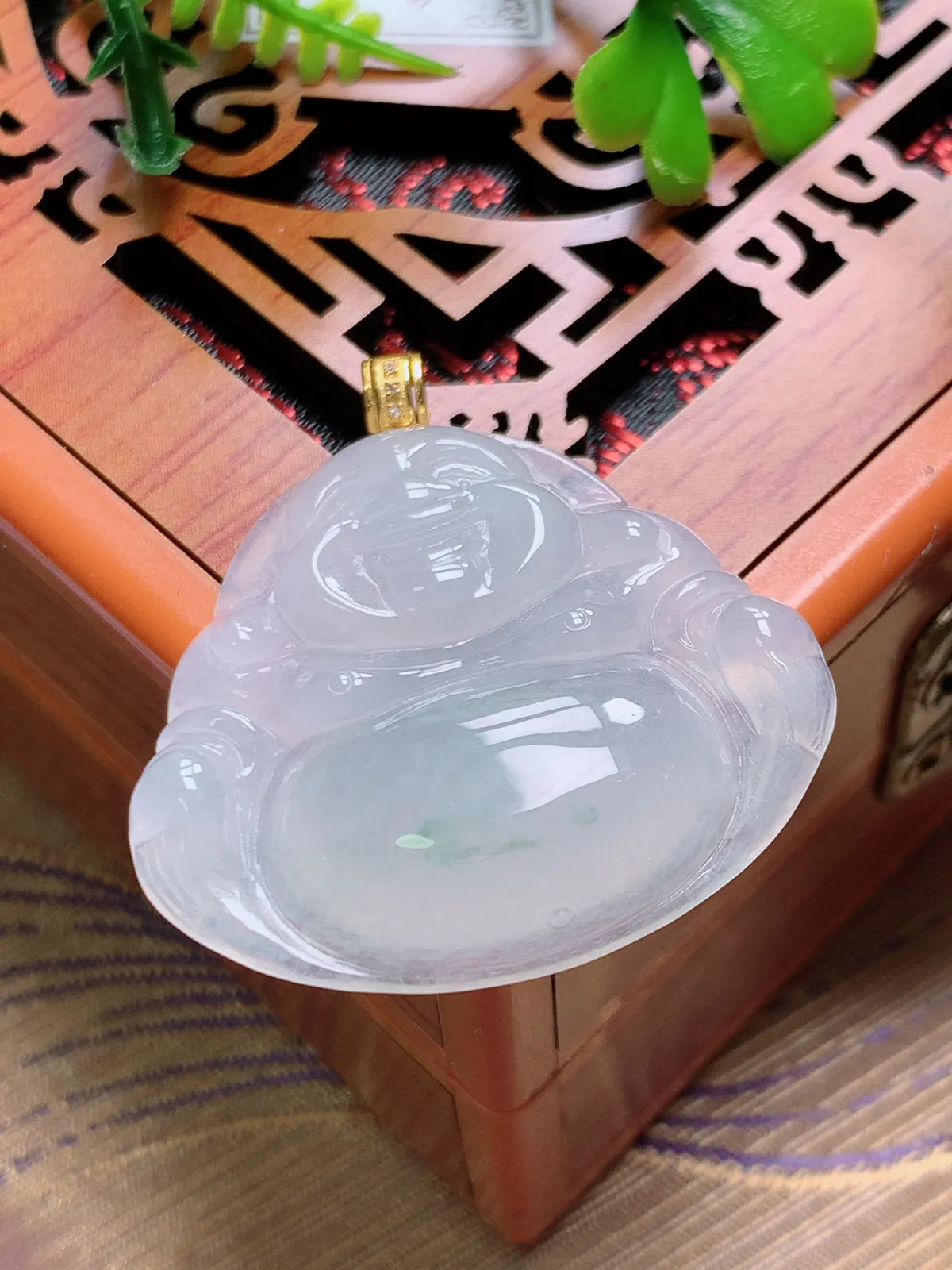精品推荐，缅甸天然A货翡翠，18K金扣镶嵌冰种飘花佛公吊坠，种水好，颜色鲜艳，玉质水润细腻，工艺精湛