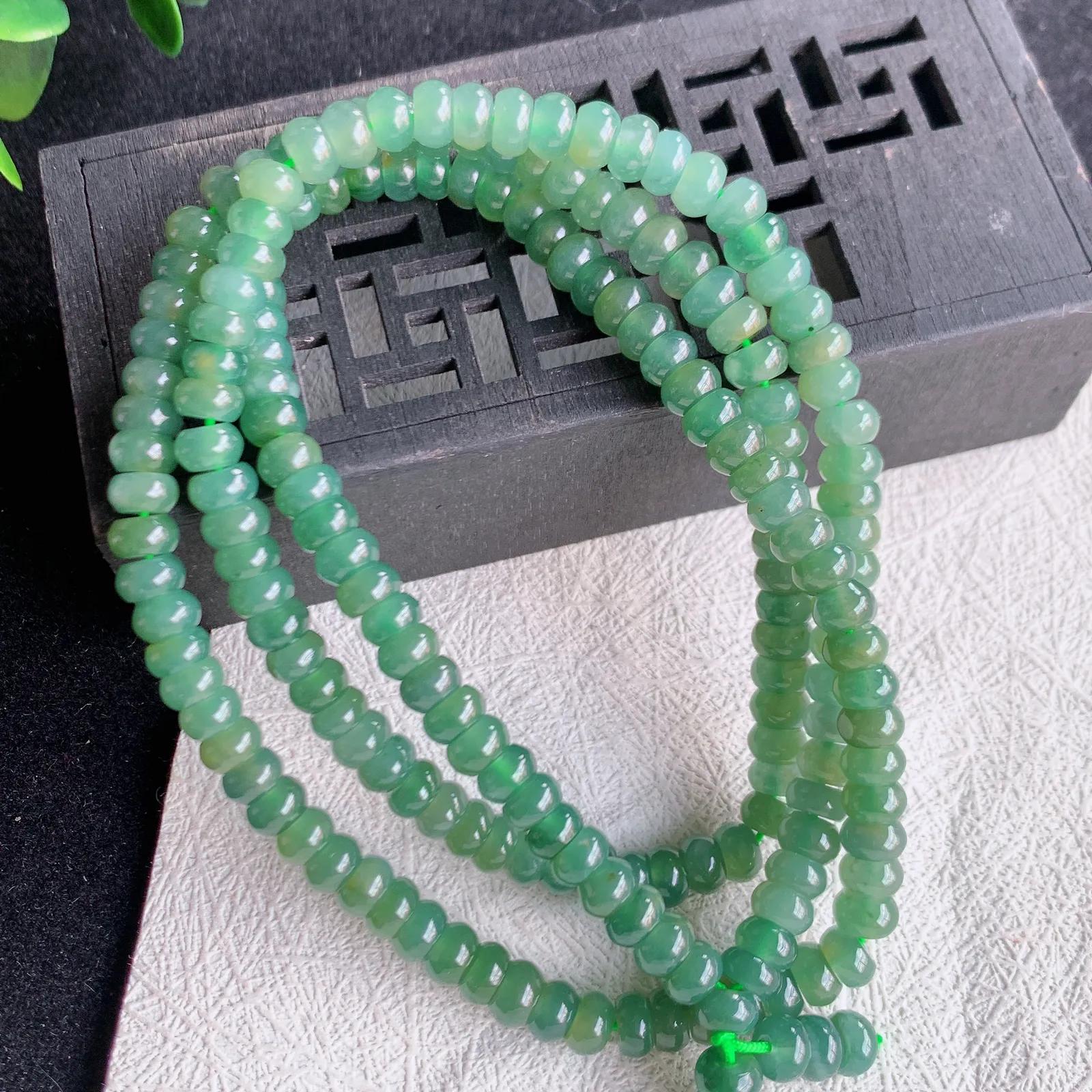 冰胶圆珠翡翠算盘珠项链，珠圆玉润，玉质细腻，佩戴效果优雅迷人！＃T628取一尺寸5.8mm