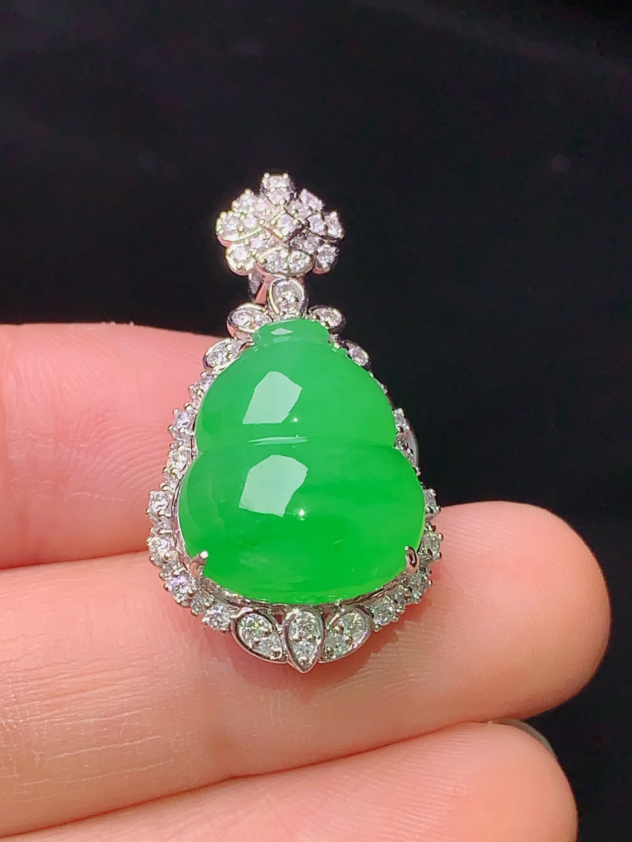 18k金钻镶嵌翠绿葫芦吊坠 玉质细腻 色泽艳丽 整体尺寸30*16.3*12.6