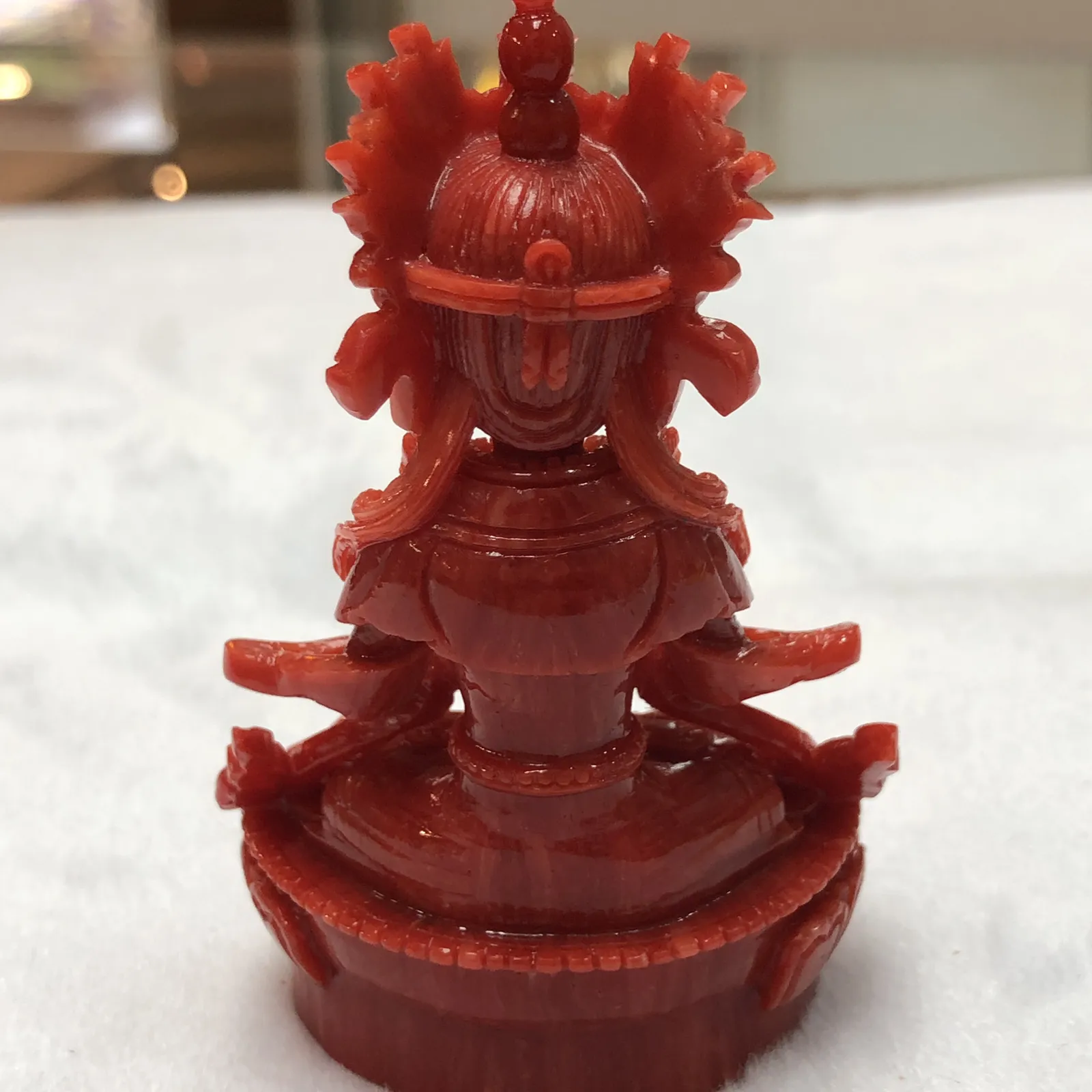 【红珊瑚长寿佛小摆件】可用作手持供奉，家庭供奉，工艺制作复杂精良，材料为意大利深红沙丁料，台湾拼接工艺，细节处理精细，佛身肌肤红色，盘发成髻戴五佛宝冠，上穿天衣，下著绸裙，神态庄严，双手结禅定印于膝上，托长寿宝瓶，双足以金刚双跏趺安住于莲花月轮上。底部开孔可藏经文！期待有缘人！佛高77毫米，宽47.6毫米，厚32毫米，重58.3克，珊瑚本为佛教珍宝，珊瑚佛更近佛缘，可加持！