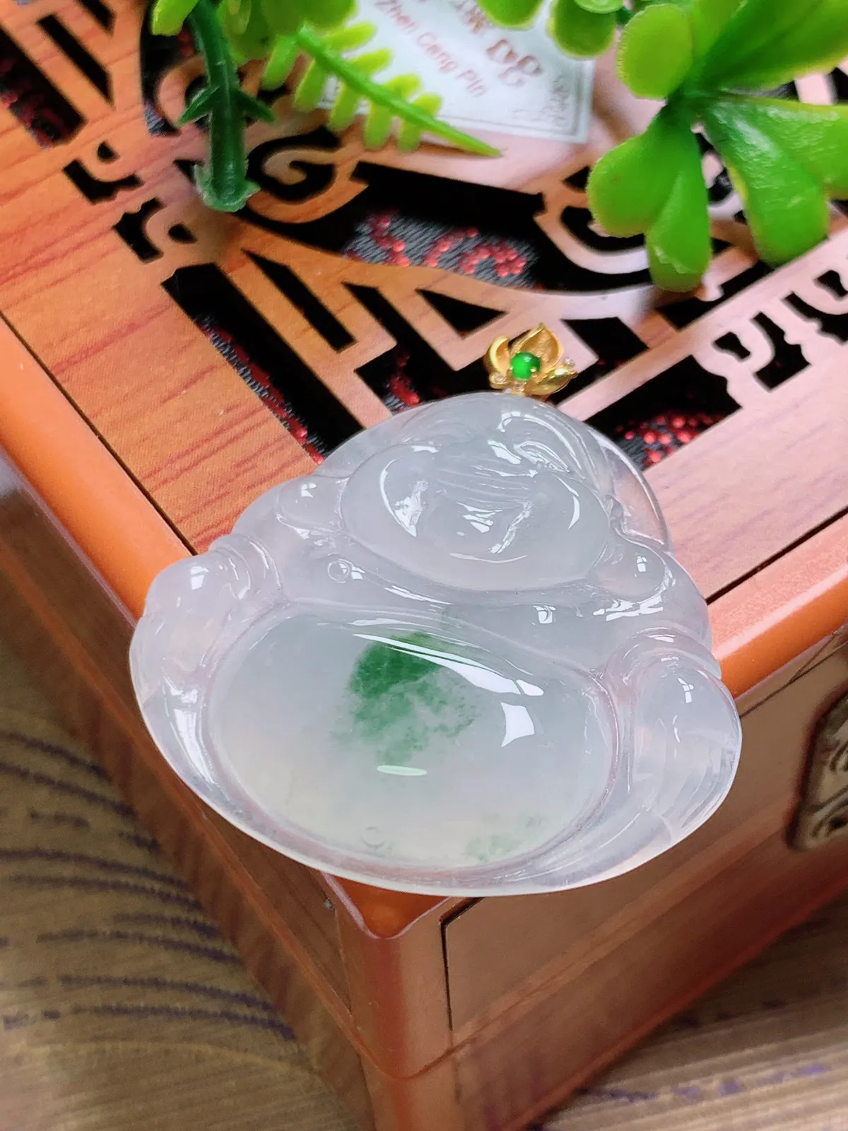 精品推荐，缅甸天然A货翡翠，18K金扣镶嵌冰种飘花佛公吊坠，种水好，颜色鲜艳，玉质水润细腻，工艺精湛，佩戴效果更佳。