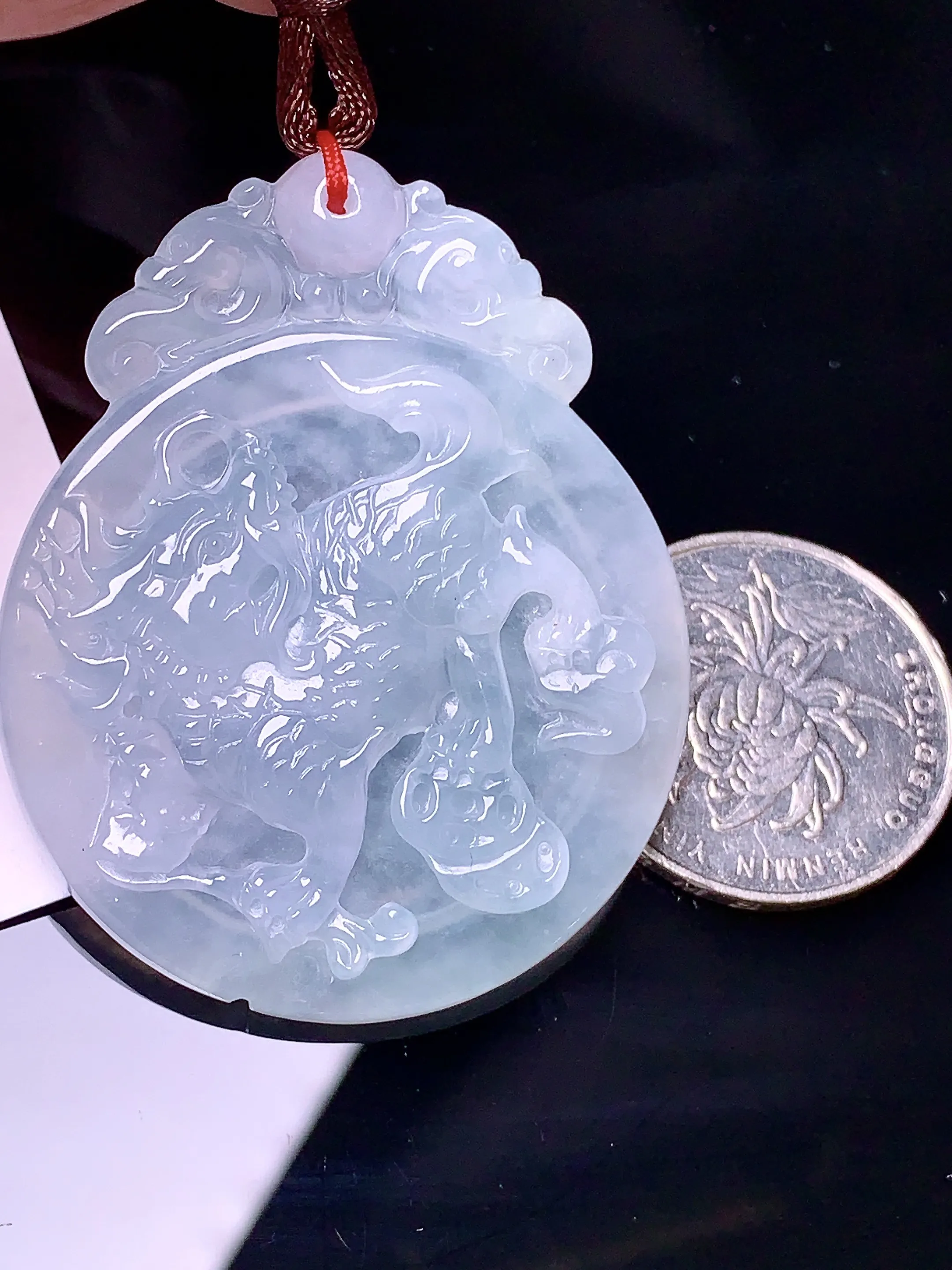 冰种麒麟牌吊坠 玉质细腻 色泽艳丽 整体尺寸49.7*40*5.6