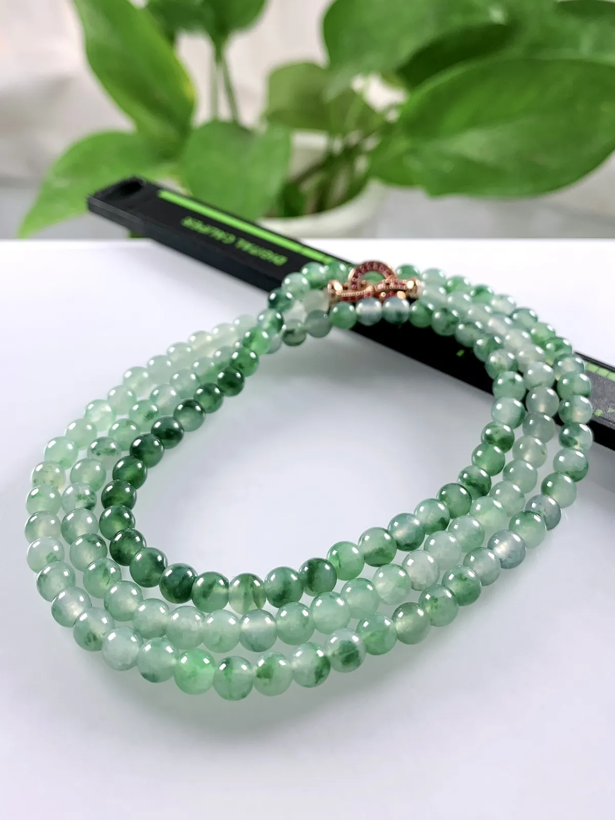 缅甸天然翡翠A货，卡5.5冰种起光起胶飘花圆珠项链，尺寸珠子5.5mm/132颗，长度660mm，重