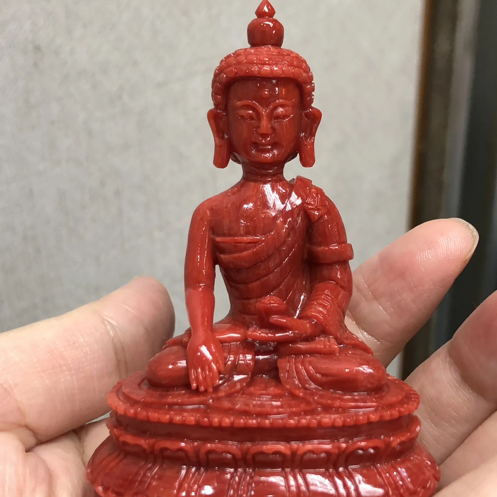 【天然红珊瑚拼接释迦牟尼小摆件】意大利产地，沙丁珊瑚料，深红颜色，釆用台湾拼接手工工艺，精雕细镂，底部有开孔可藏经文，手工工序复杂，高约79.6mm，宽约52mm，厚34.5mm，重量65.93克。可手持红珊瑚沙丁大枝拼接释迦牟尼！收藏供奉价值高！