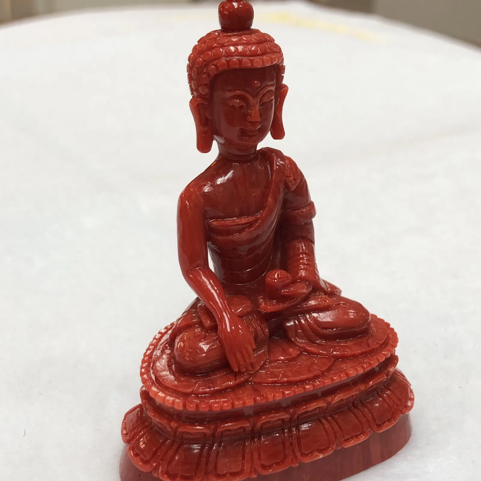 【天然红珊瑚拼接释迦牟尼小摆件】意大利产地，沙丁珊瑚料，深红颜色，釆用台湾拼接手工工艺，精雕细镂，底