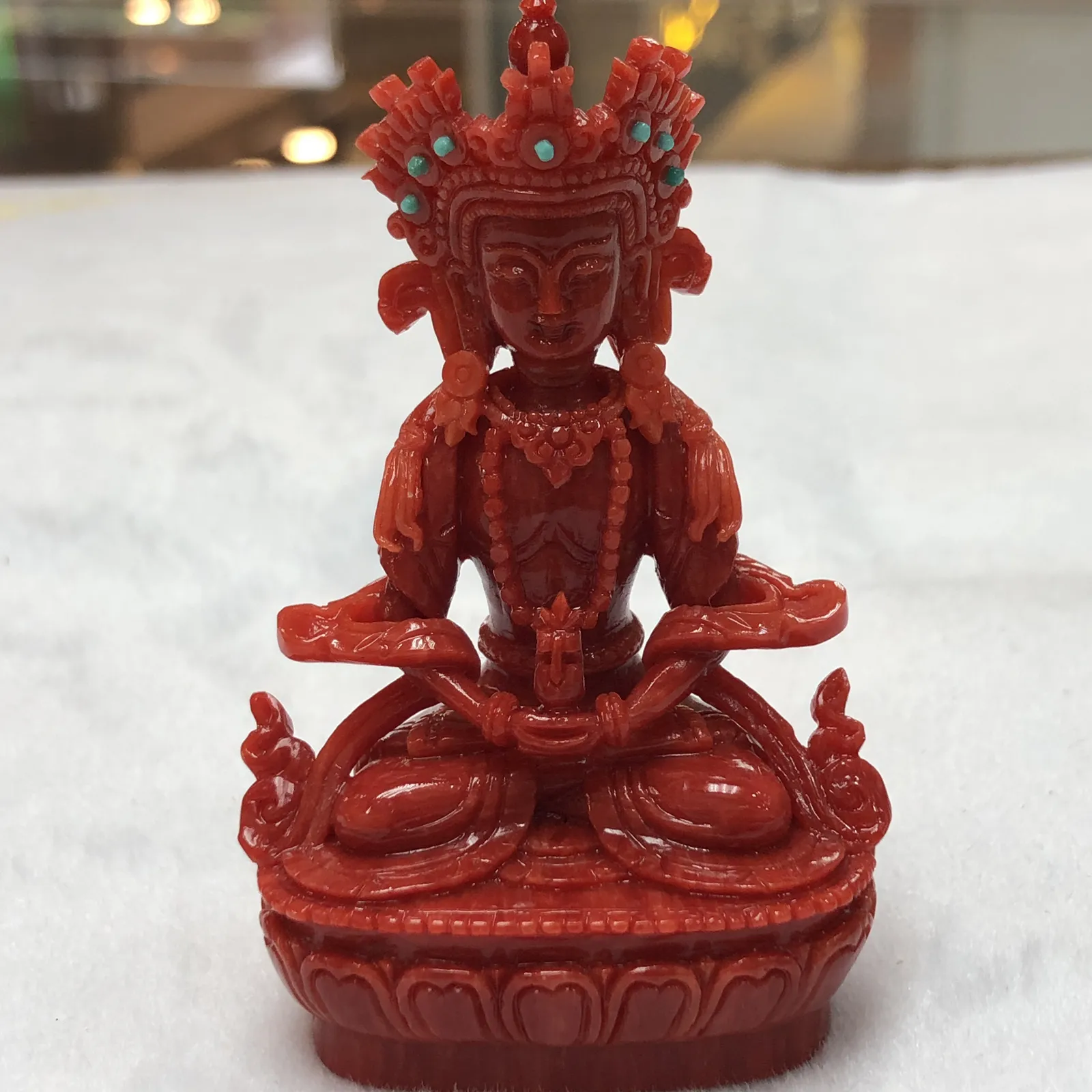 【红珊瑚长寿佛小摆件】可用作手持供奉，家庭供奉，工艺制作复杂精良，材料为意大利深红沙丁料，台湾拼接工艺，细节处理精细，佛身肌肤红色，盘发成髻戴五佛宝冠，上穿天衣，下著绸裙，神态庄严，双手结禅定印于膝上，托长寿宝瓶，双足以金刚双跏趺安住于莲花月轮上。底部开孔可藏经文！期待有缘人！佛高77毫米，宽47.6毫米，厚32毫米，重58.3克，珊瑚本为佛教珍宝，珊瑚佛更近佛缘，可加持！