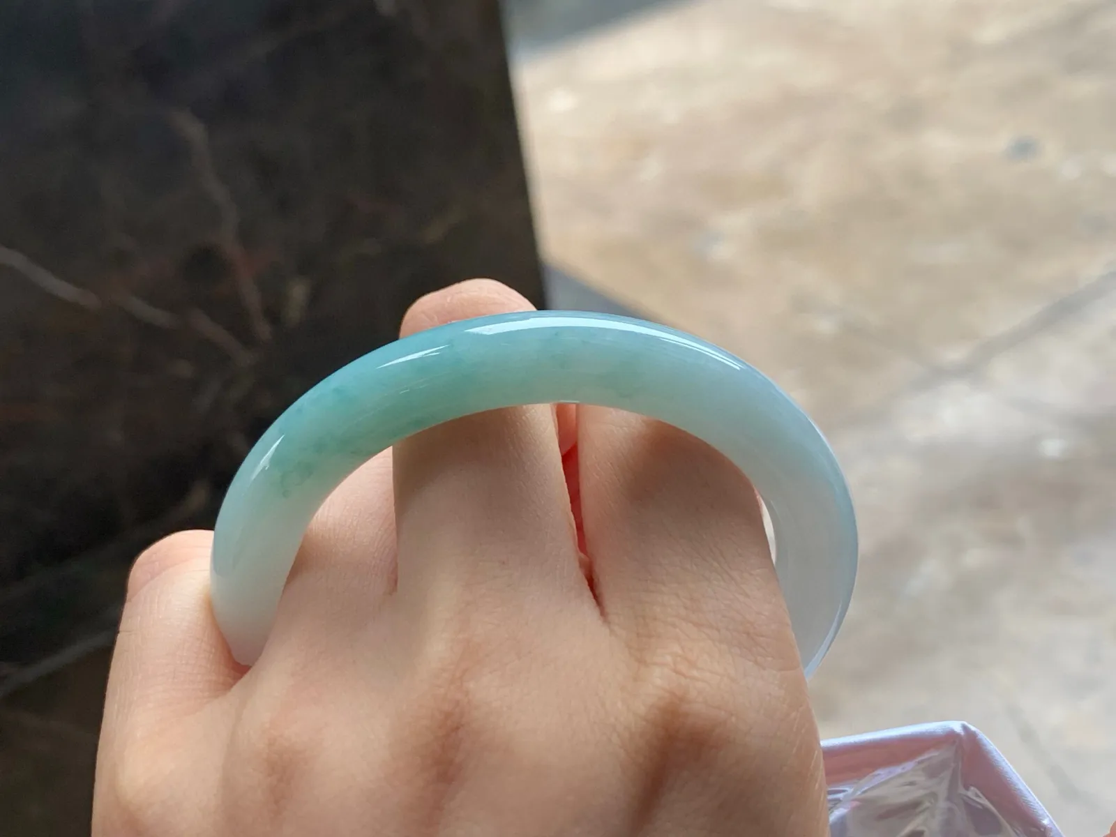 细圆条手镯
玉质细腻 55.7/9.1mm