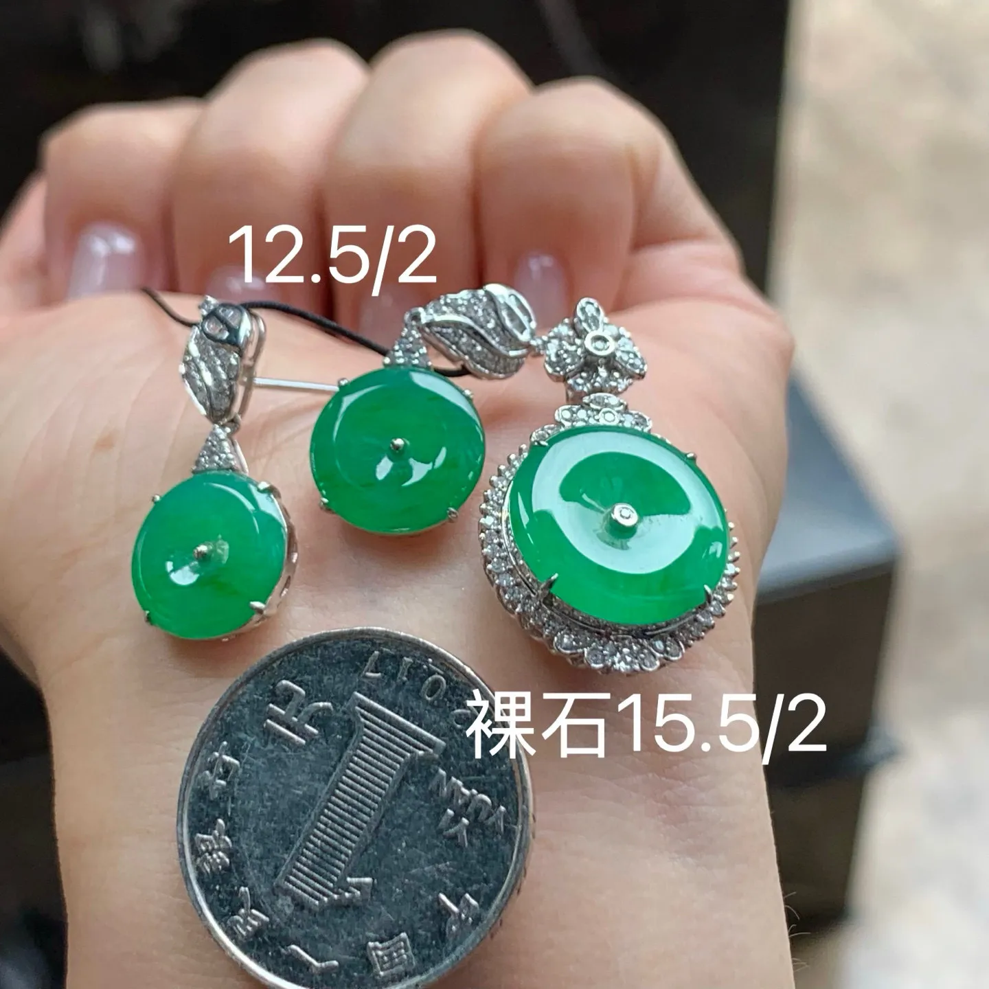 带色平安扣套装
真金镶嵌 精致
