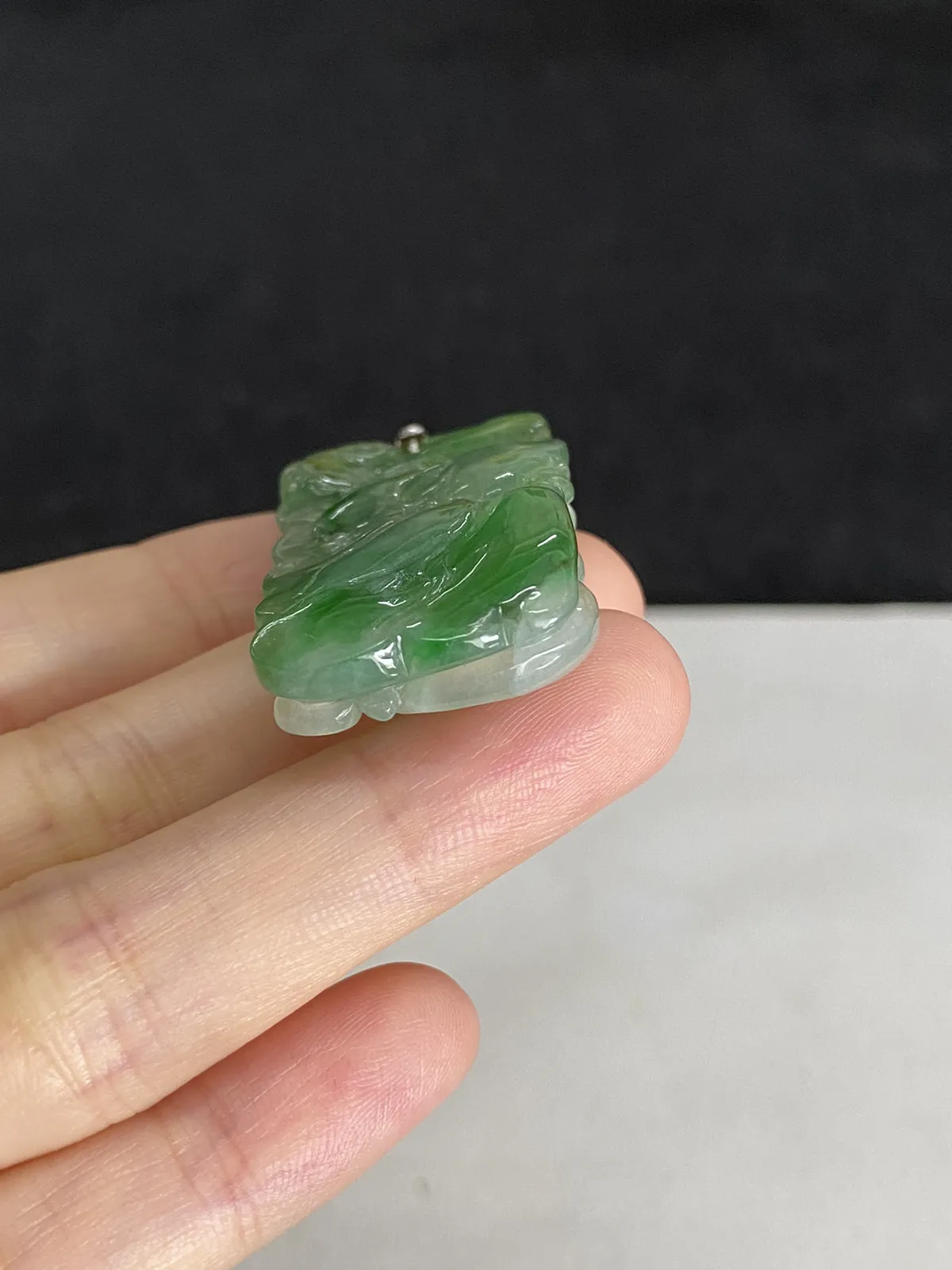 翡翠冰糯种飘绿翡翠，印记：S925