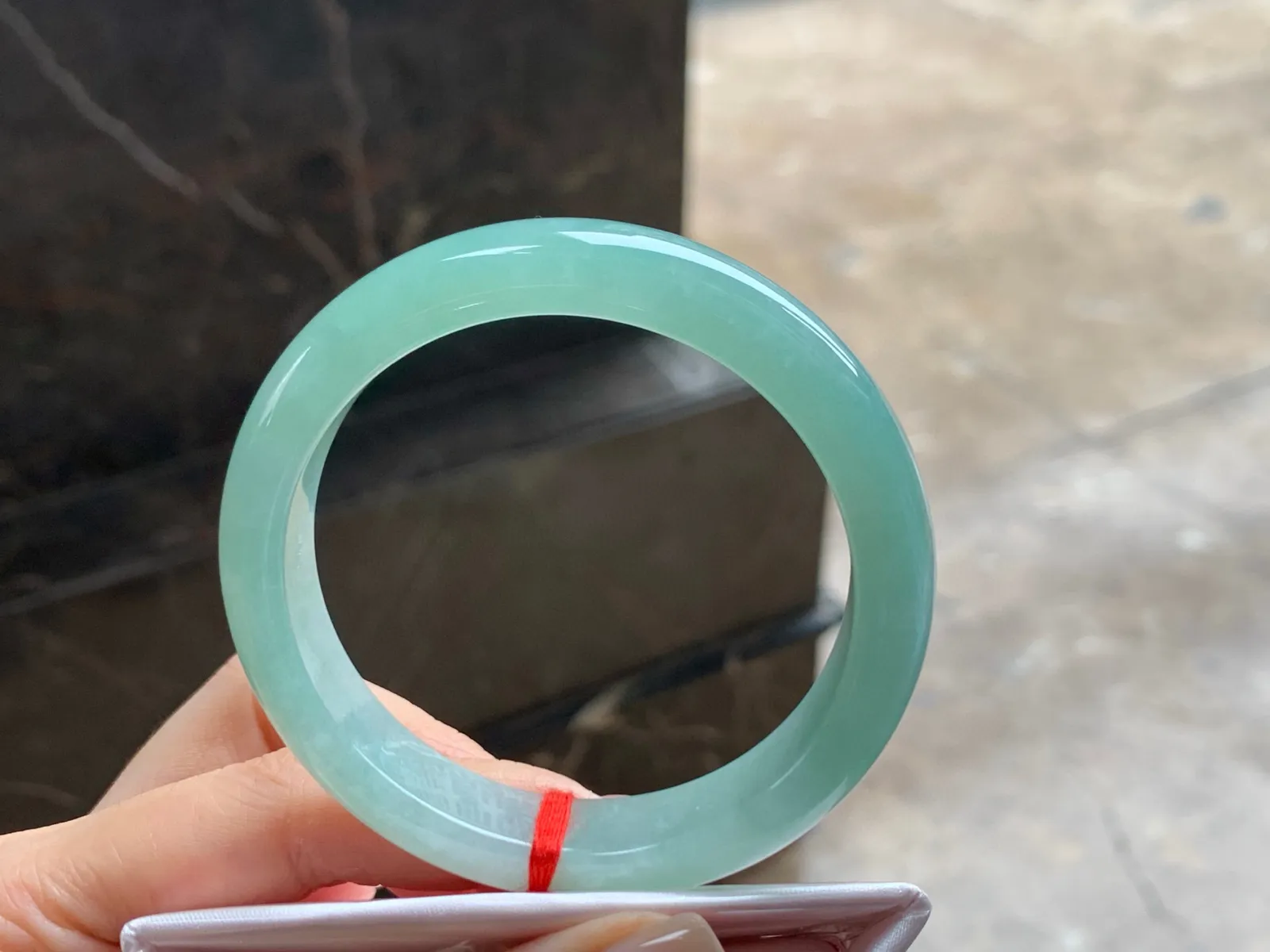 手镯
底色漂亮 53/12/7.8mm