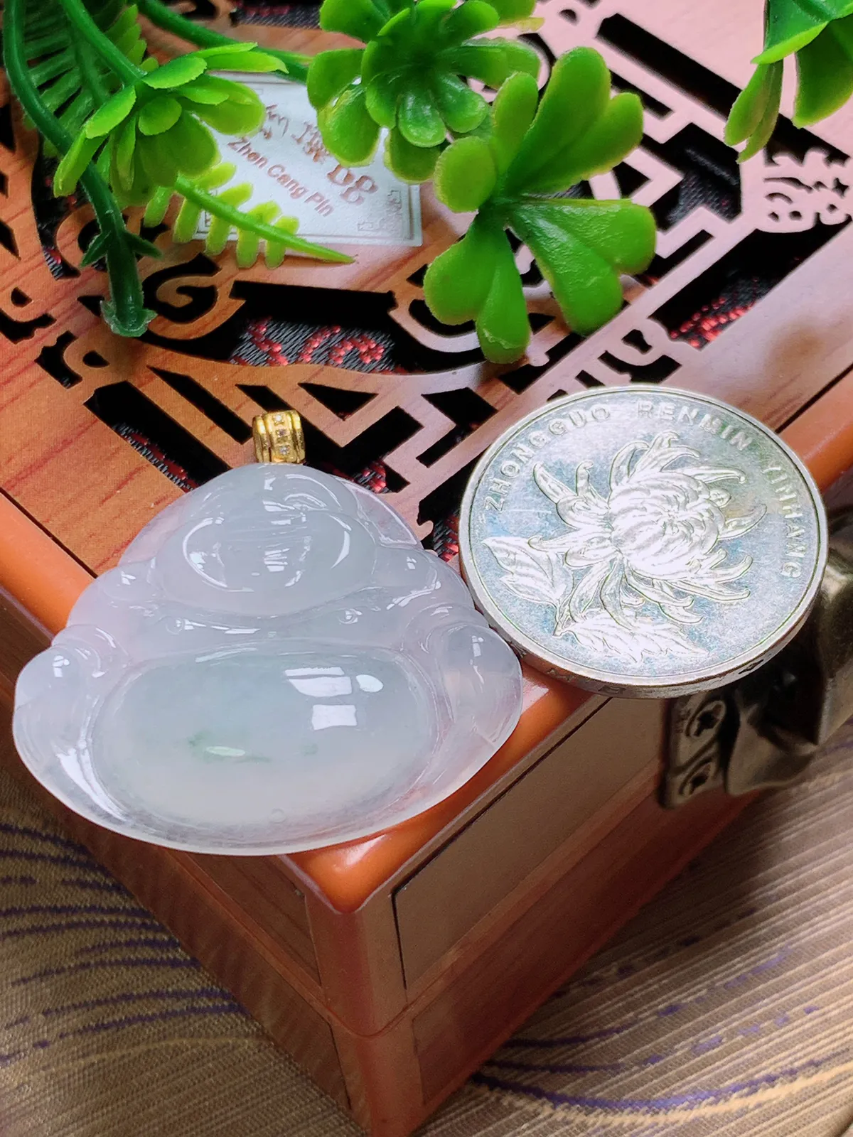 精品推荐，缅甸天然A货翡翠，18K金扣镶嵌冰种飘花佛公吊坠，种水好，颜色鲜艳，玉质水润细腻，工艺精湛，佩戴效果更佳。