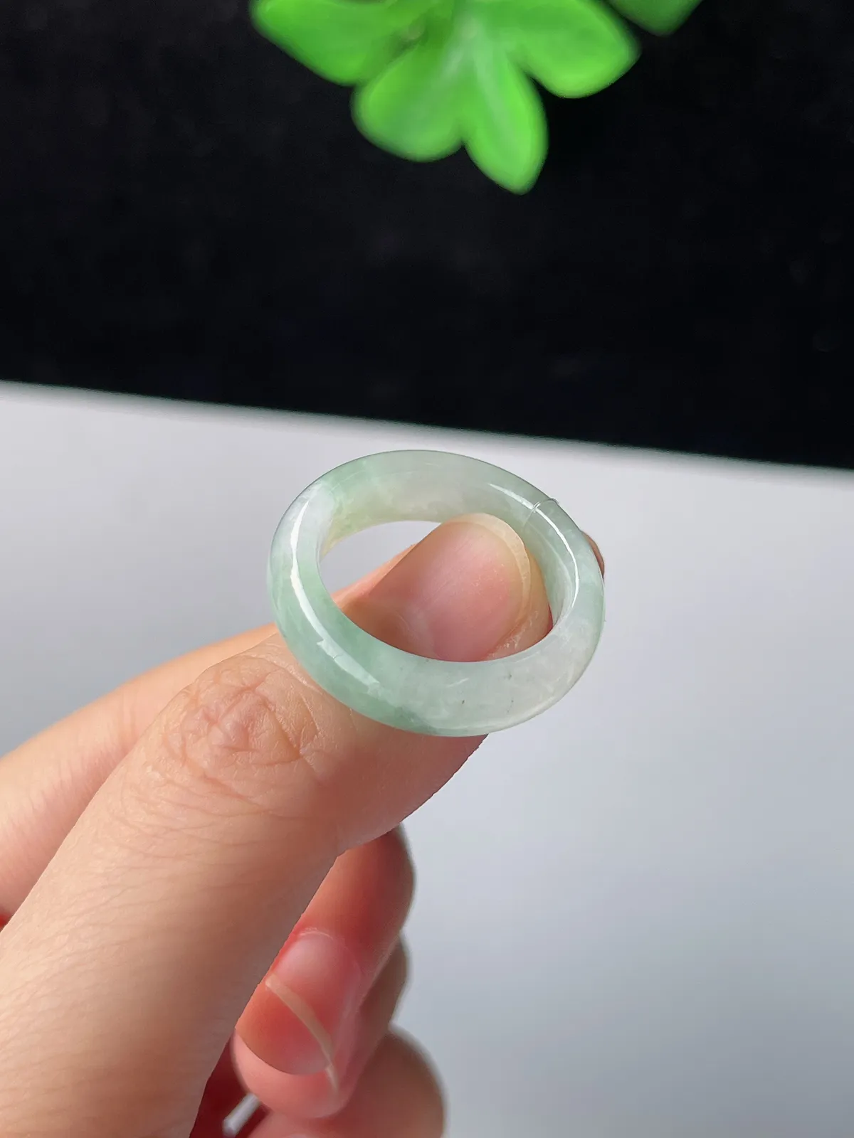 翡翠冰糯种浅绿色戒指