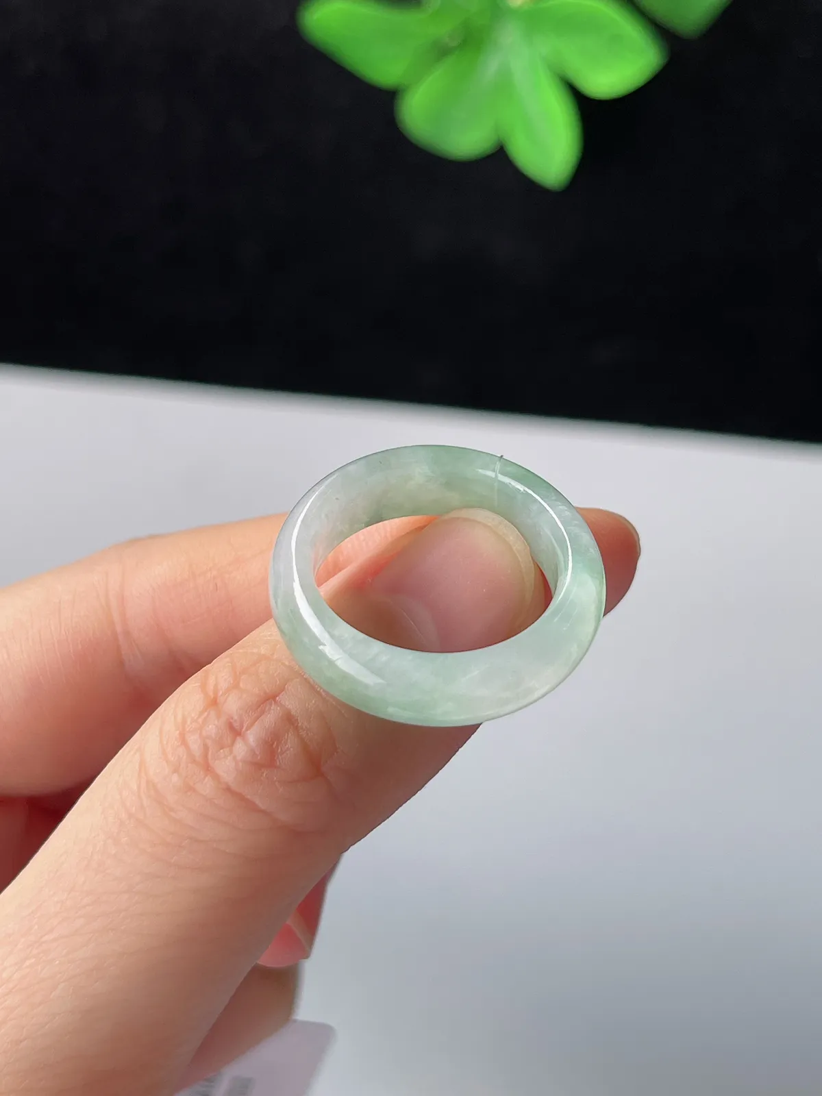 翡翠冰糯种浅绿色戒指