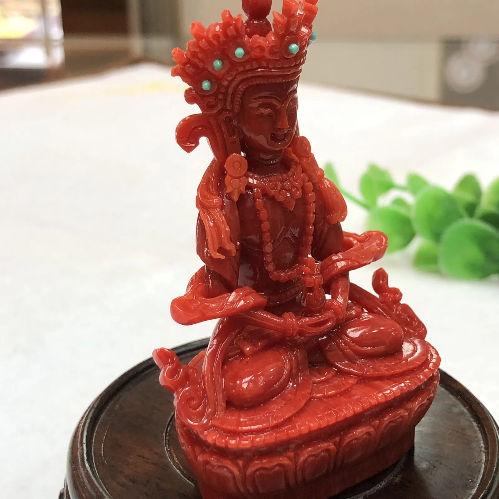 【红珊瑚长寿佛小摆件】可用作手持供奉，家庭供奉，工艺制作复杂精良，材料为意大利深红沙丁料，台湾拼接工艺，细节处理精细，佛身肌肤红色，盘发成髻戴五佛宝冠，上穿天衣，下著绸裙，神态庄严，双手结禅定印于膝上，托长寿宝瓶，双足以金刚双跏趺安住于莲花月轮上。底部开孔可藏经文！期待有缘人！佛高77毫米，宽47.6毫米，厚32毫米，重58.3克，珊瑚本为佛教珍宝，珊瑚佛更近佛缘，可加持！