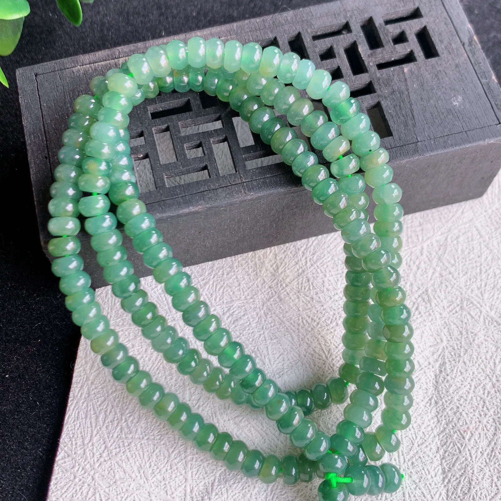 冰胶圆珠翡翠算盘珠项链，珠圆玉润，玉质细腻，佩戴效果优雅迷人！＃T628取一尺寸5.8mm