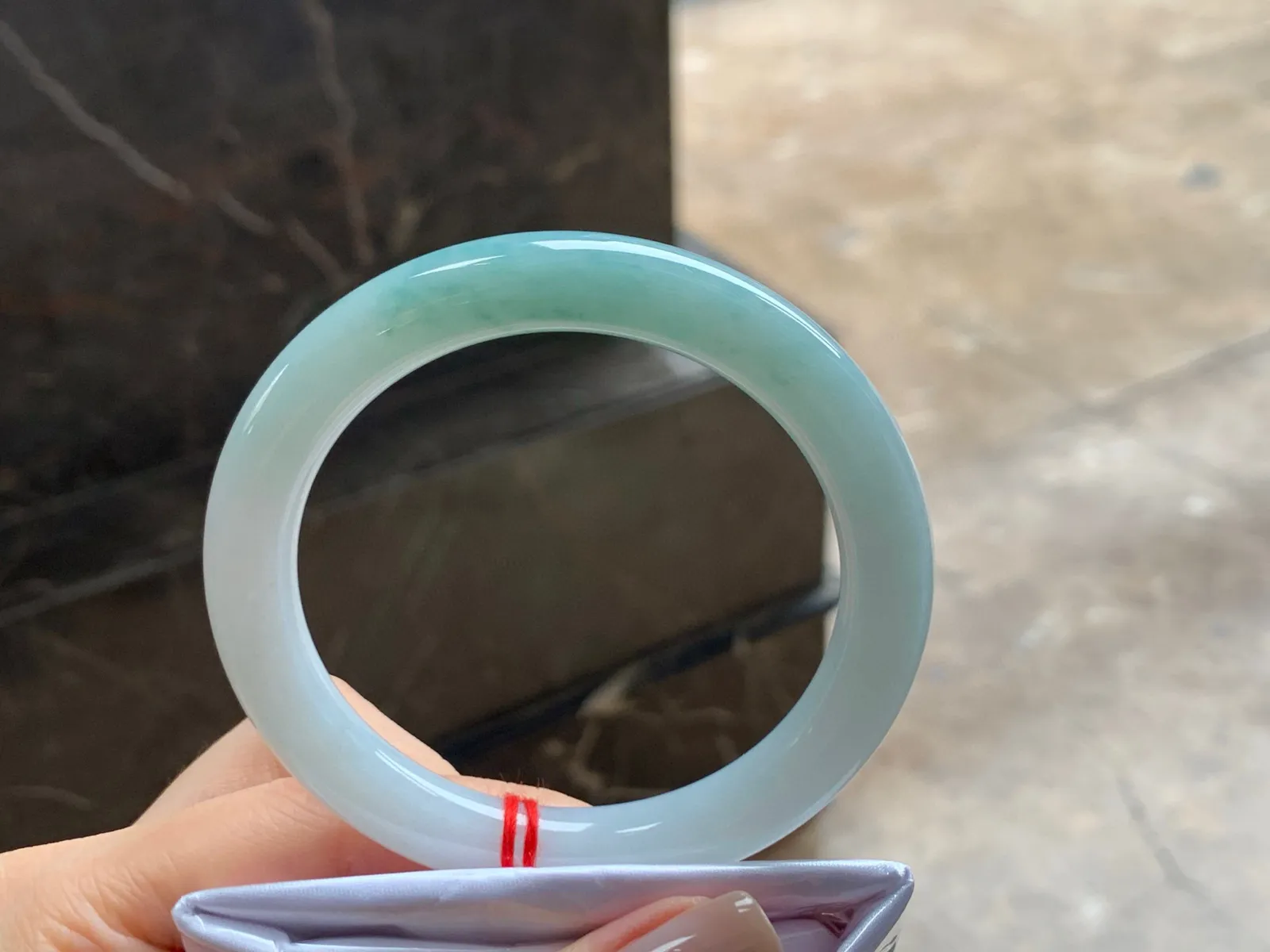 细圆条手镯
玉质细腻 55.7/9.1mm