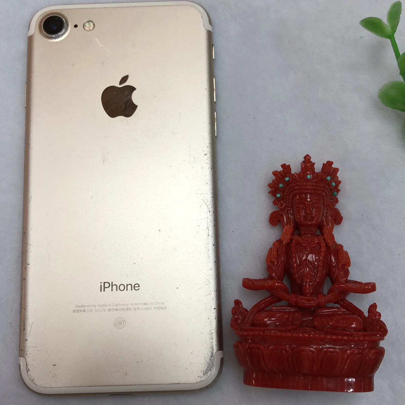 【红珊瑚长寿佛小摆件】可用作手持供奉，家庭供奉，工艺制作复杂精良，材料为意大利深红沙丁料，台湾拼接工艺，细节处理精细，佛身肌肤红色，盘发成髻戴五佛宝冠，上穿天衣，下著绸裙，神态庄严，双手结禅定印于膝上，托长寿宝瓶，双足以金刚双跏趺安住于莲花月轮上。底部开孔可藏经文！期待有缘人！佛高77毫米，宽47.6毫米，厚32毫米，重58.3克，珊瑚本为佛教珍宝，珊瑚佛更近佛缘，可加持！
